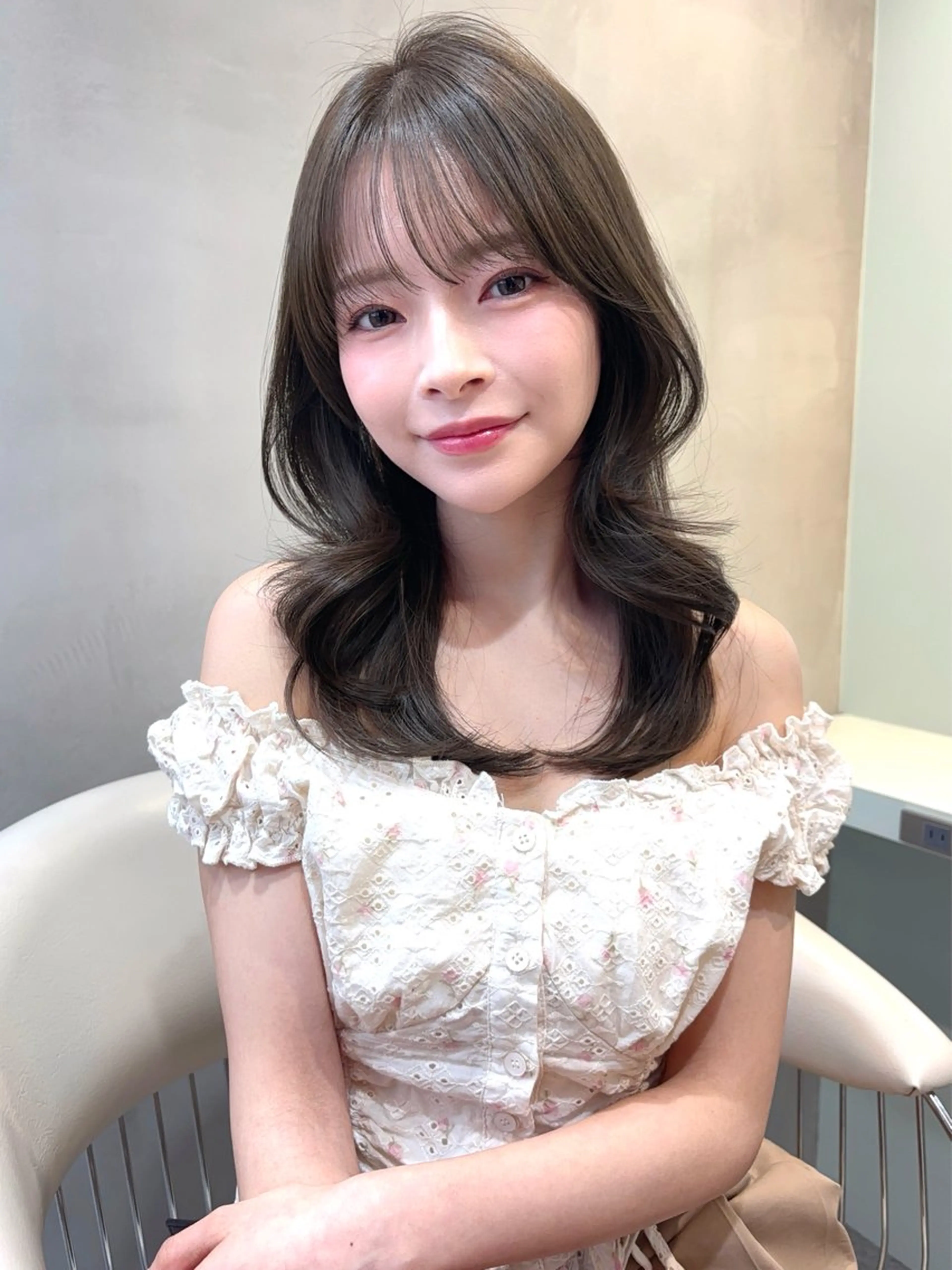 ミディアム カラー ヘアアレンジ ミディアムレイヤー グレージュ くびれヘア 顔まわりレイヤー 韓国風ヘア レイヤー縮毛矯正 ささきすずね💗のヘアスタイル