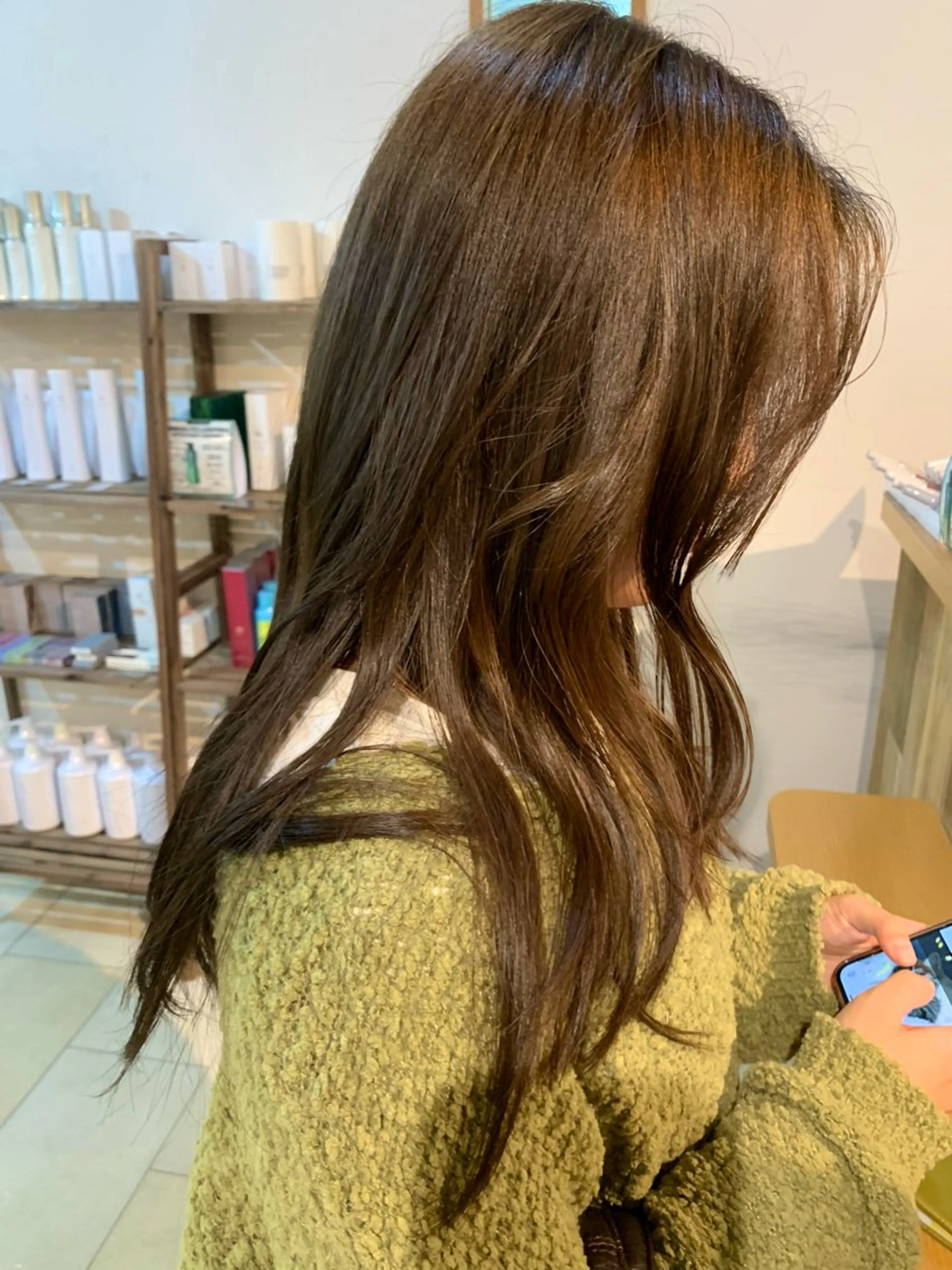 ロング 縮毛矯正 カット ヘアカラー トリートメント ミルクティーベージュ の魔術師　manaeのヘアスタイル