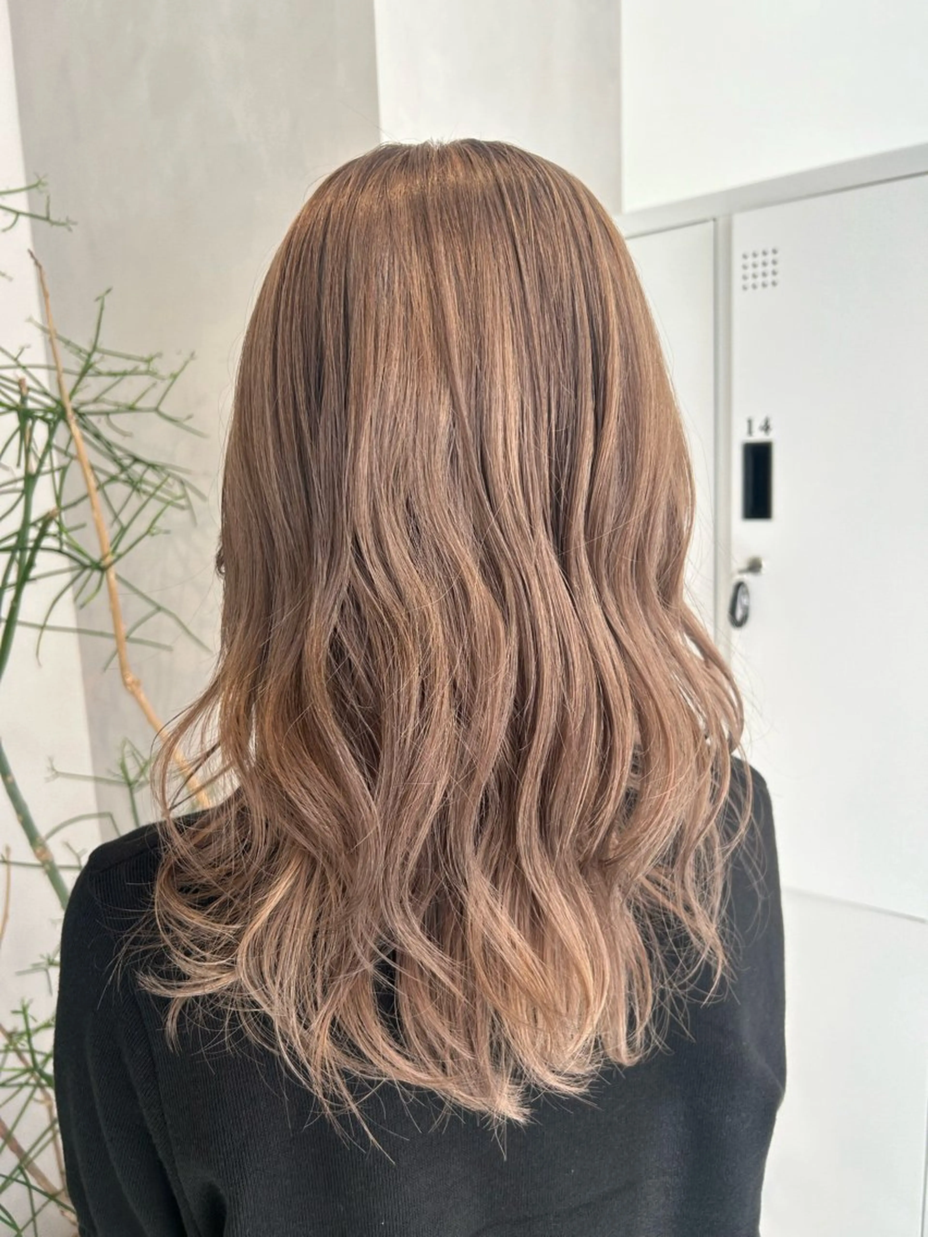 ミディアム カラー ベージュカラー ミルクティーベージュ ピンク/ベージュ /似合わせ/田島百華のヘアスタイル