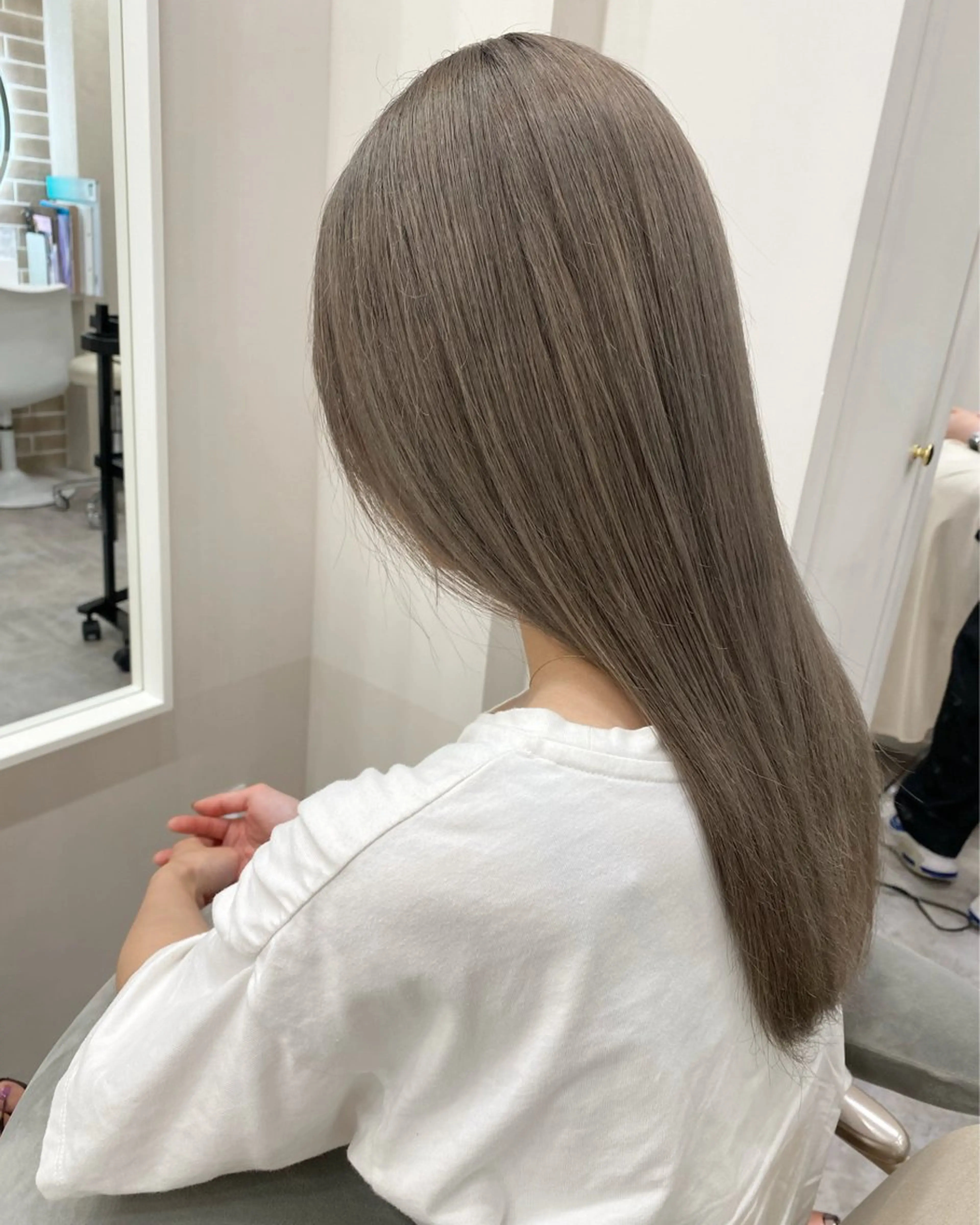 セミロング カラー シルバー 佐々木 雪菜のヘアスタイル