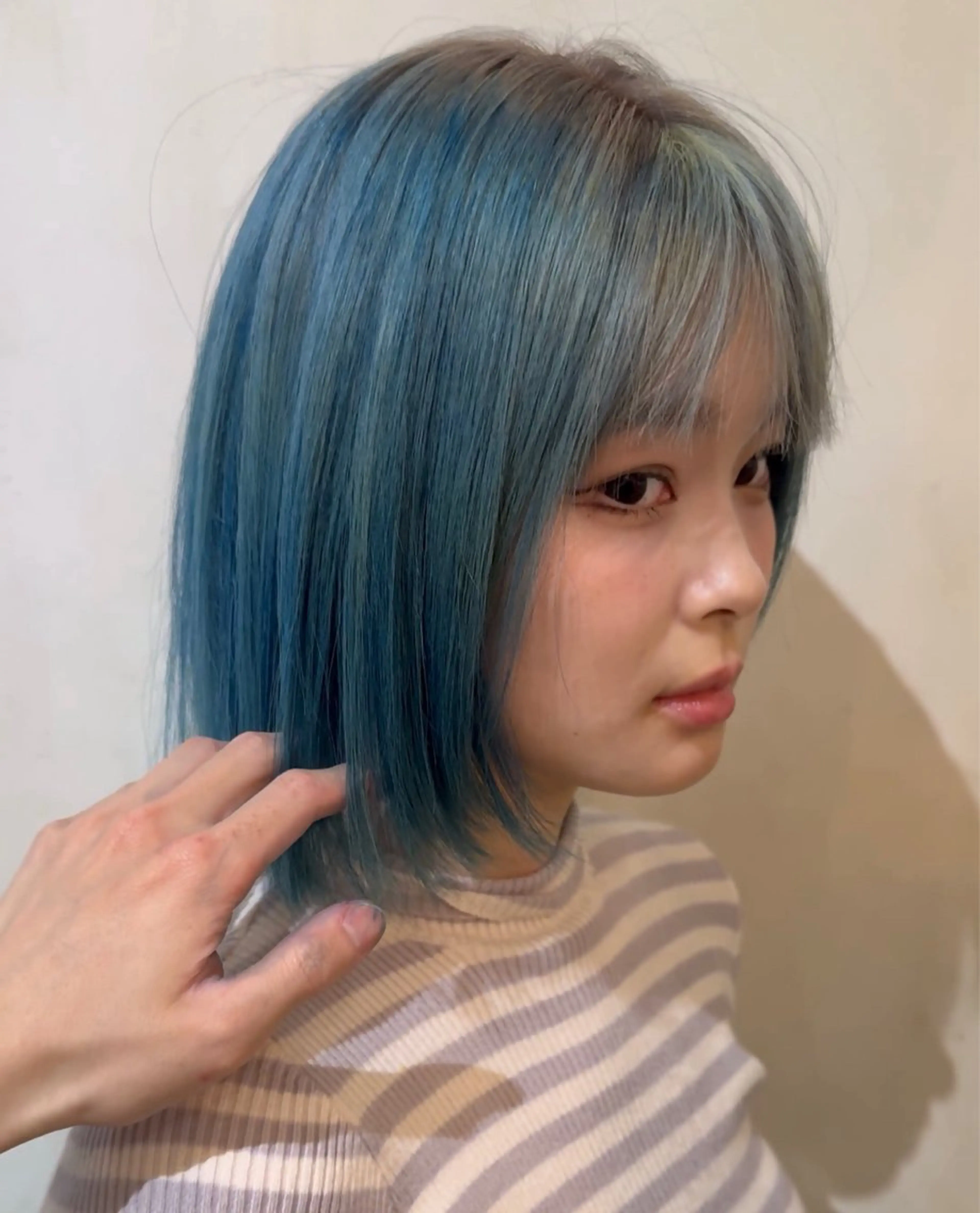 カラー ブリーチ ブルーカラー ケアブリーチ シルバー レイヤー×ブリーチ/ パーマ/ﾘｭｳﾄのヘアスタイル