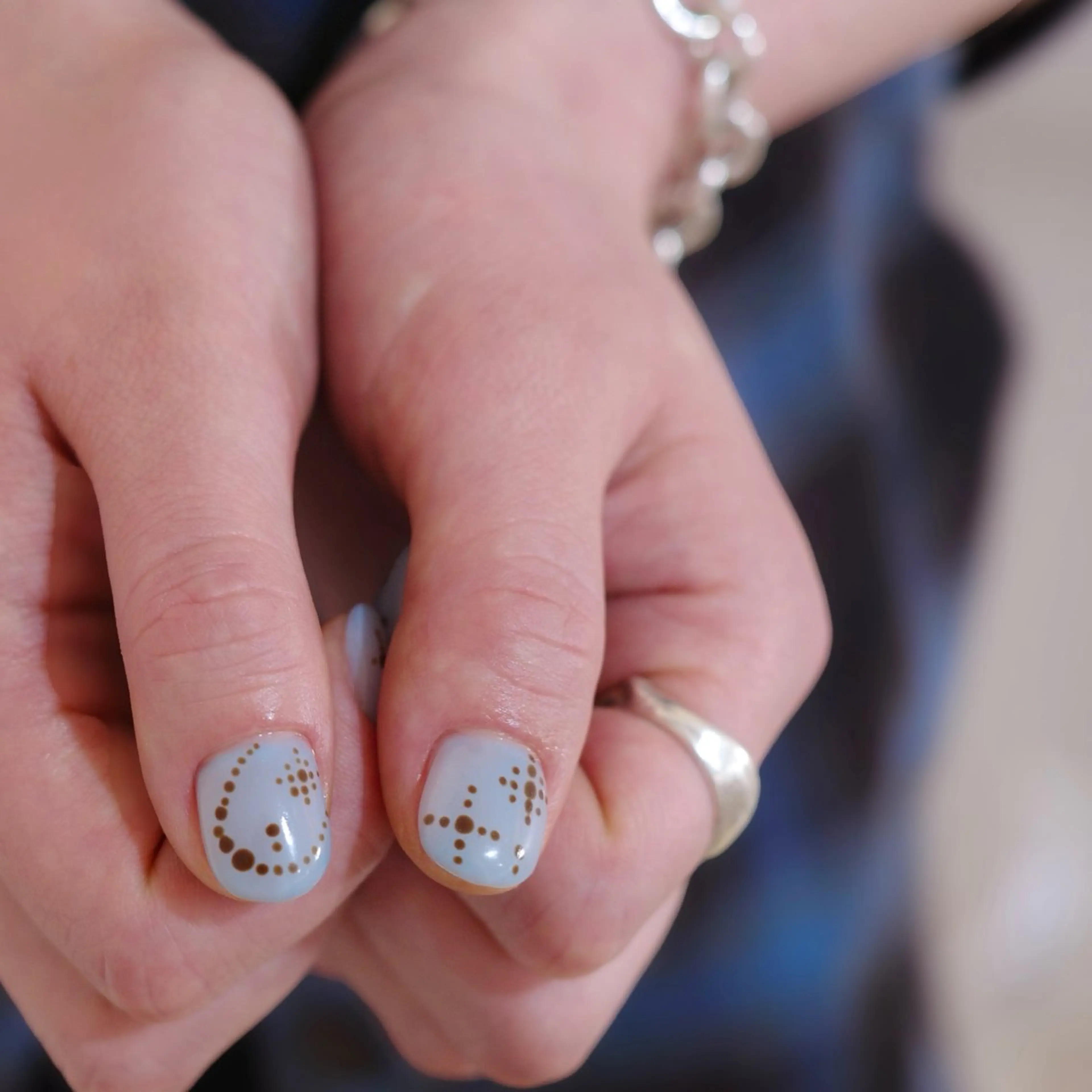 ネイル ブルー 持ち込み ショートネイル 春ネイル ハンドネイル pointillé .ayaのネイルデザイン