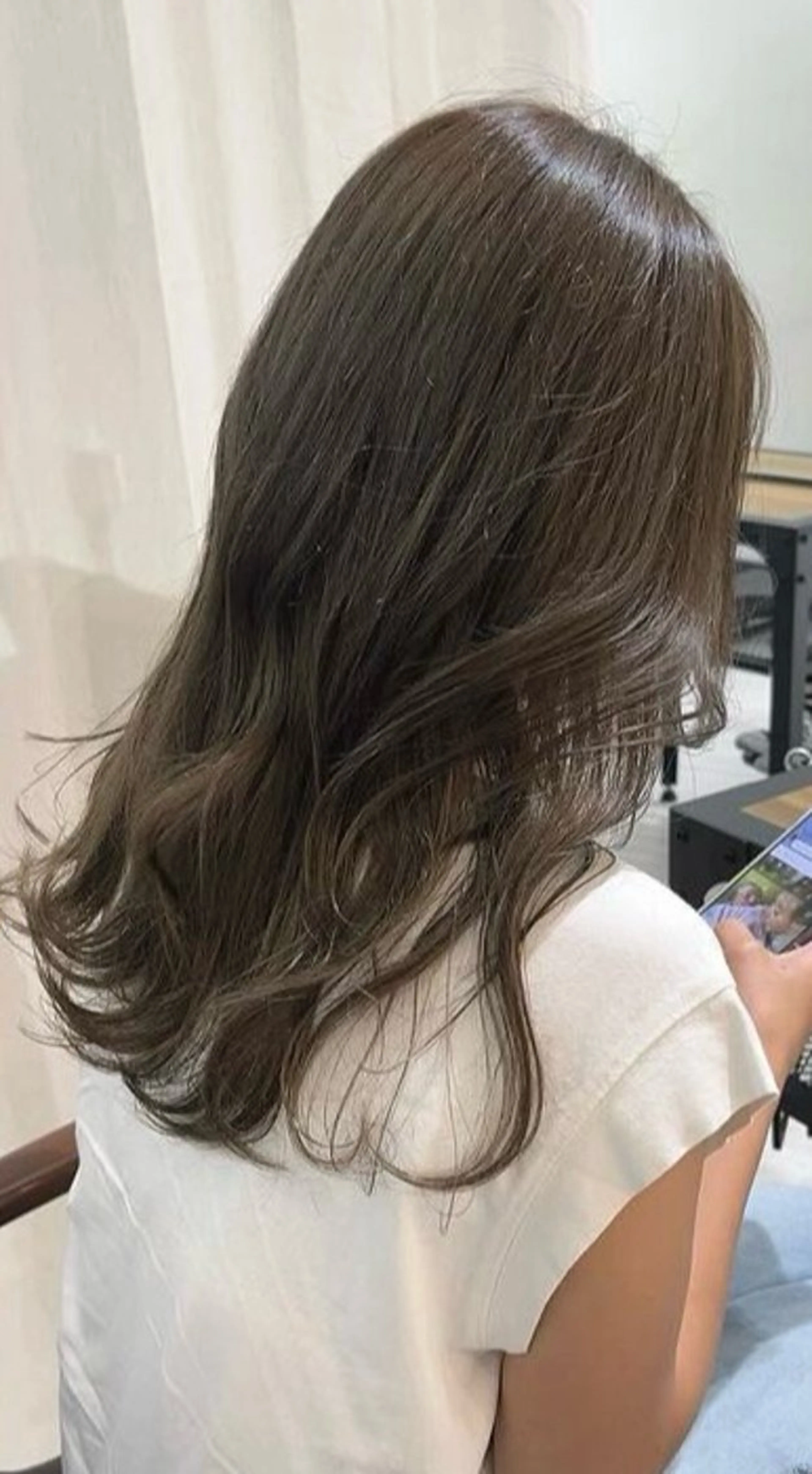 セミロング 金気 真央のヘアスタイル