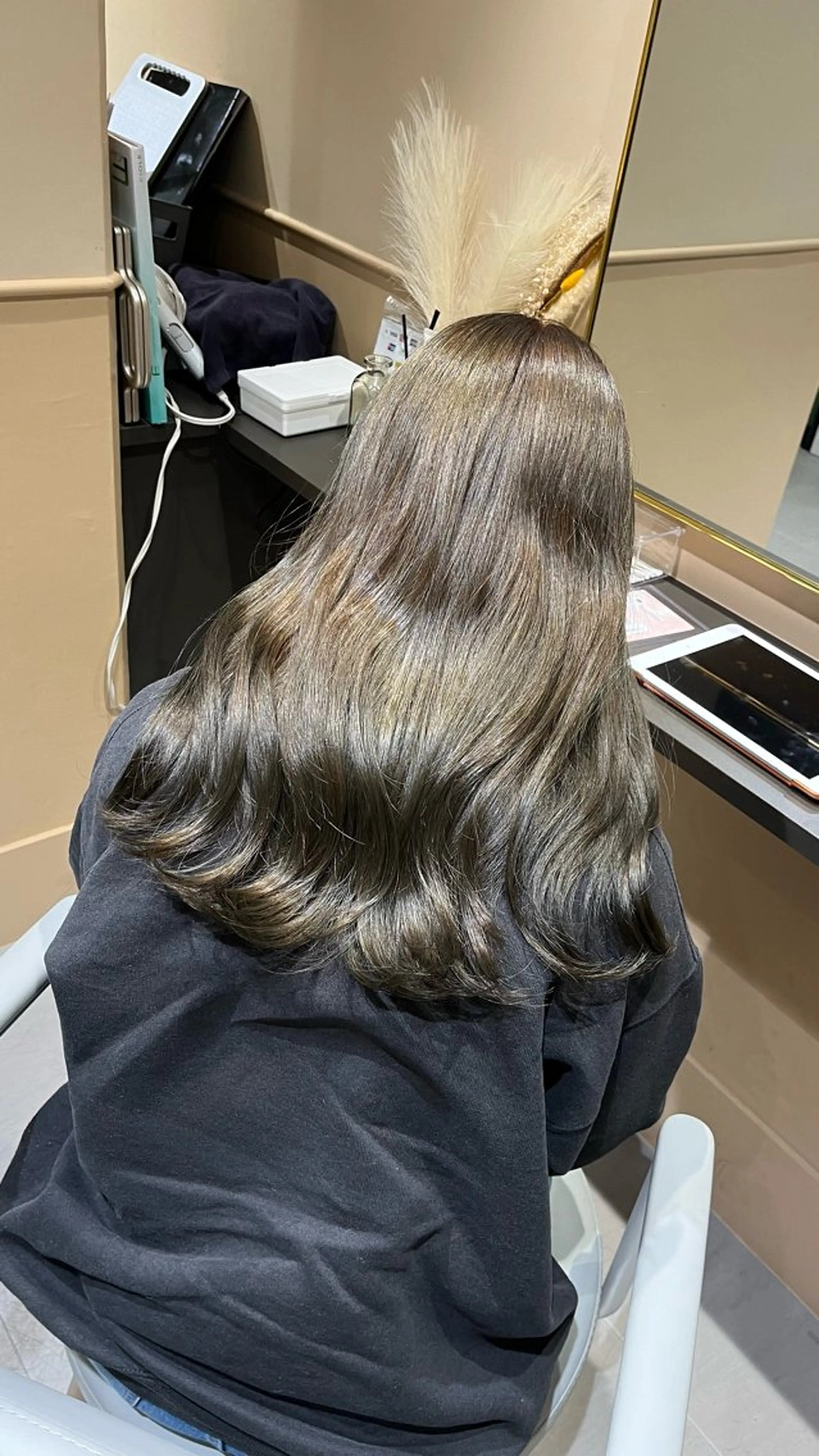 ロング カラー グレージュ オリーブグレージュ オリーブグレー ヘアカラー トリートメント 🫧tomoka 透明感カラー🫧のヘアスタイル