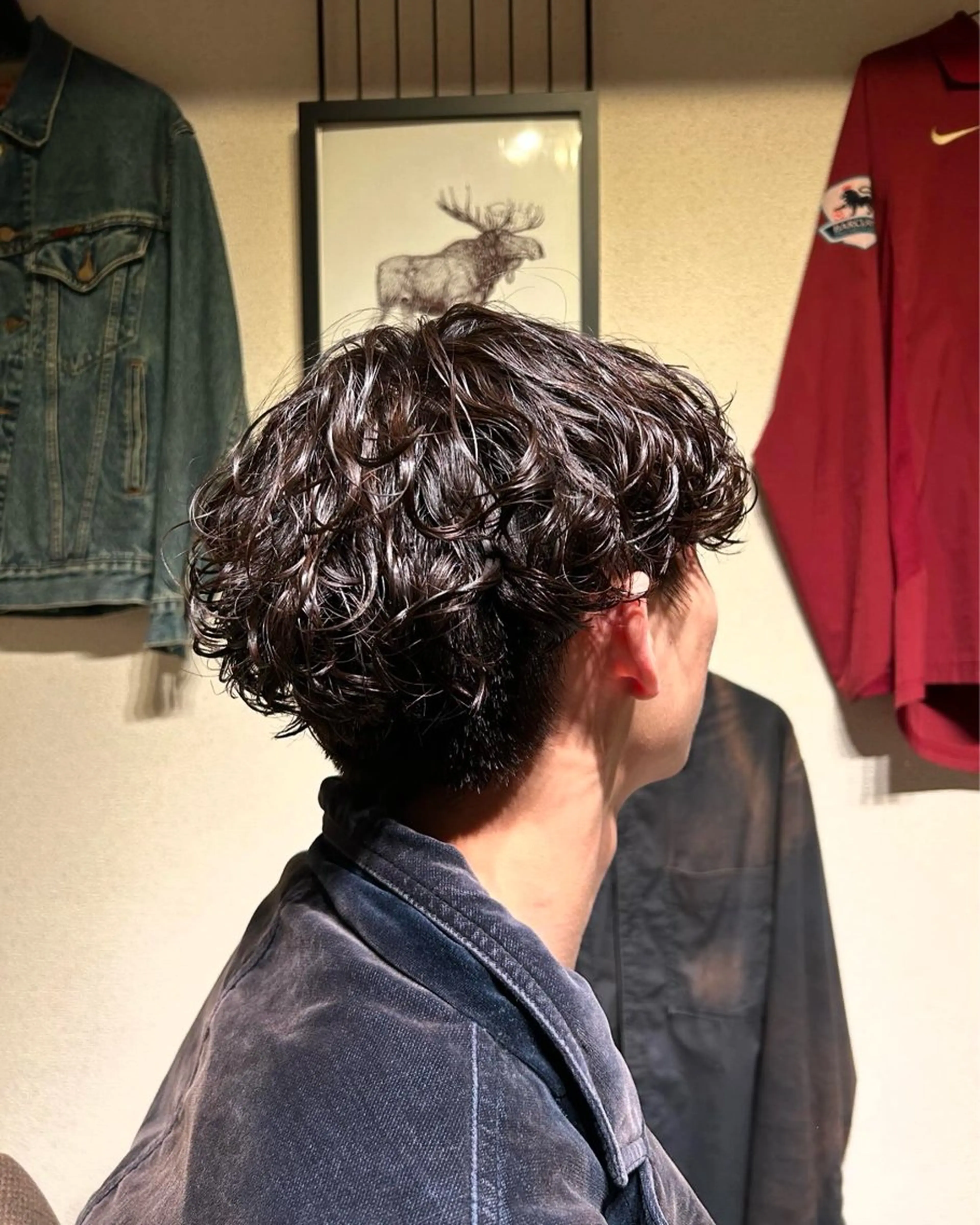 ミディアム パーマ メンズ ミディアムパーマ ビジネス ダウンパーマ フェードカット フェザーパーマ ブリーチなしカラー /メンズパーマ/原宿のヘアスタイル