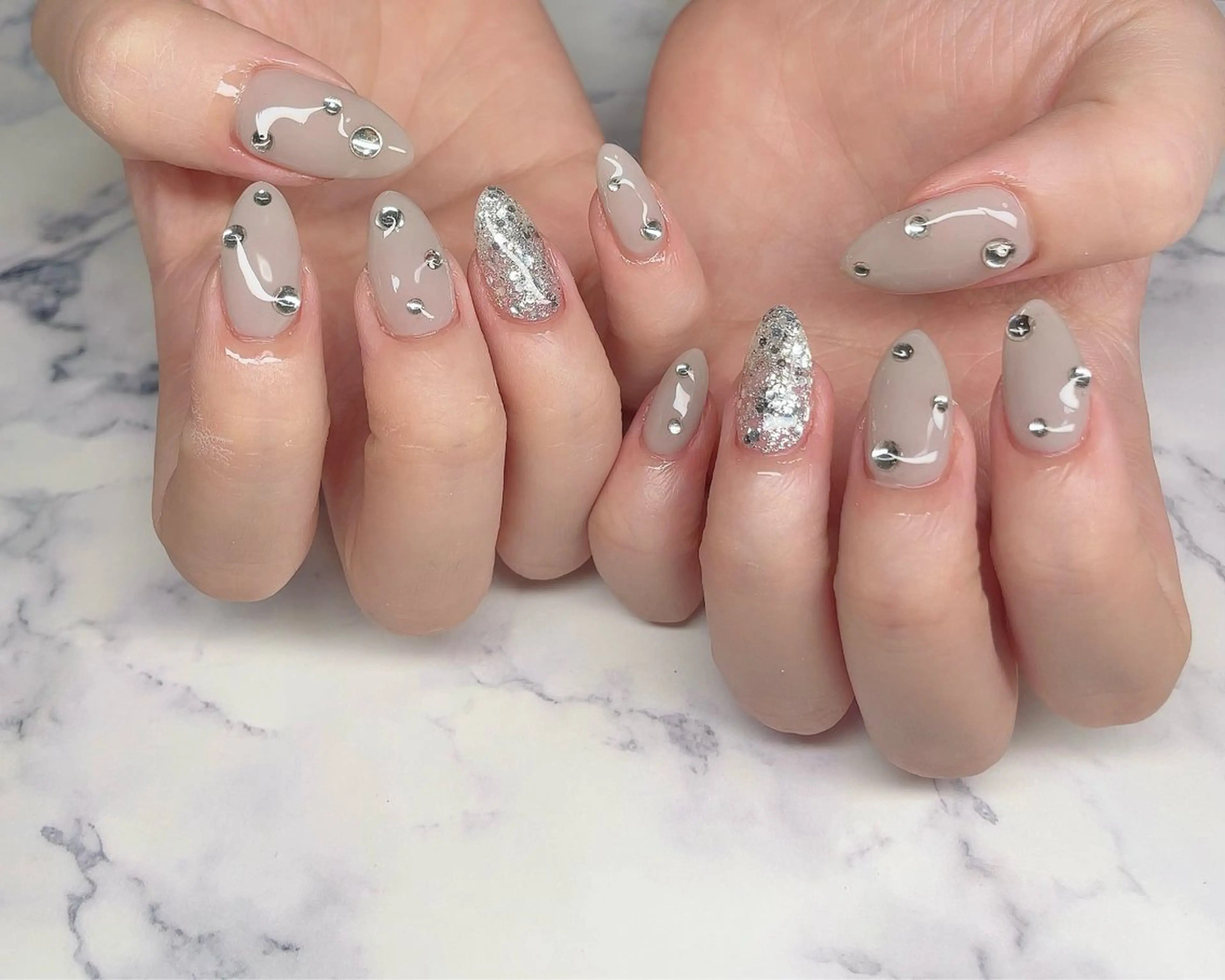 ネイル ラメ(グリッター) ワンカラーネイル シルバー シンプルネイル ストーンネイル ハンドネイル NailbyN所属・Nail_by N1のネイルデザイン