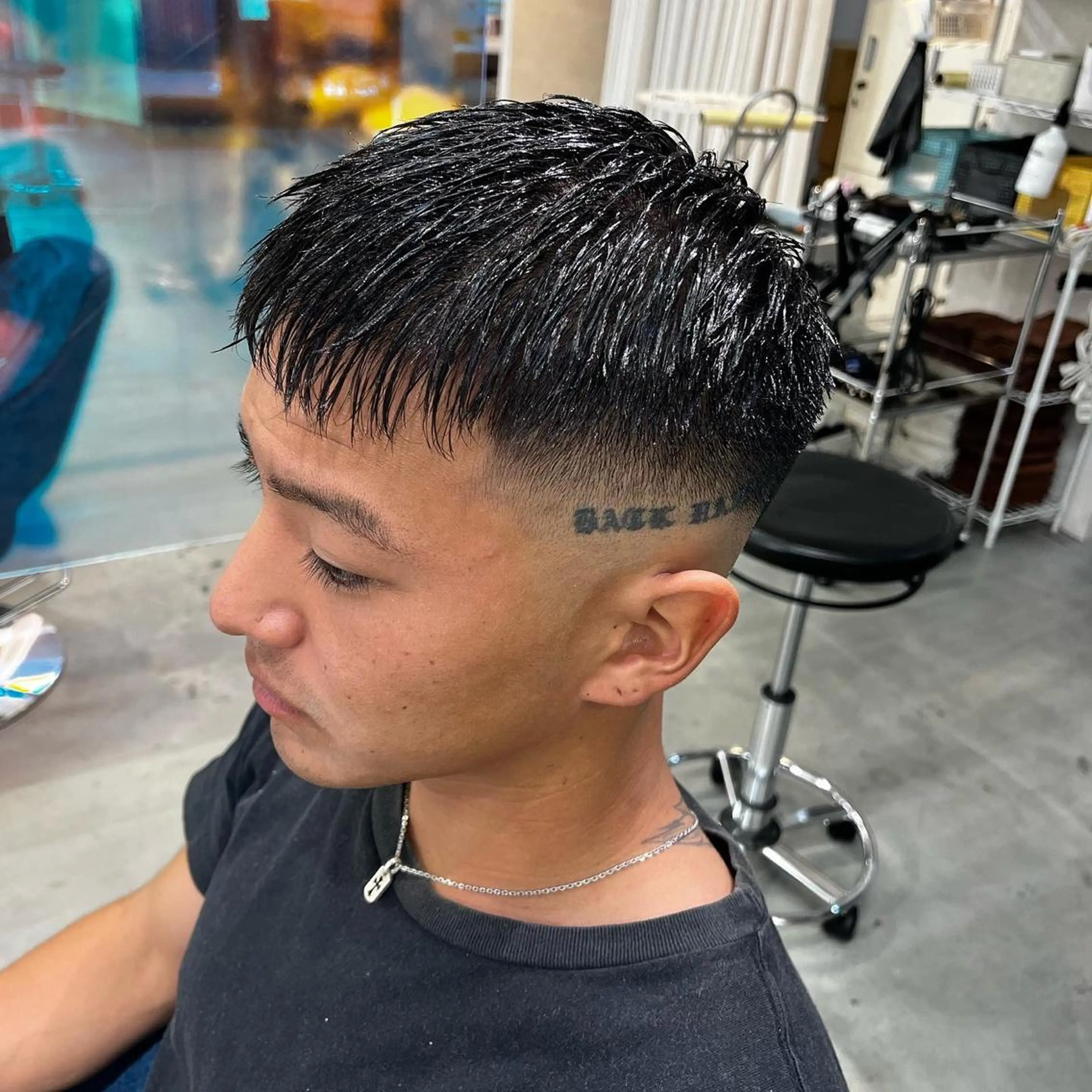 ショート メンズ フェードカット メンズハイトーン メンズパーマ &CREW スタッフのヘアスタイル