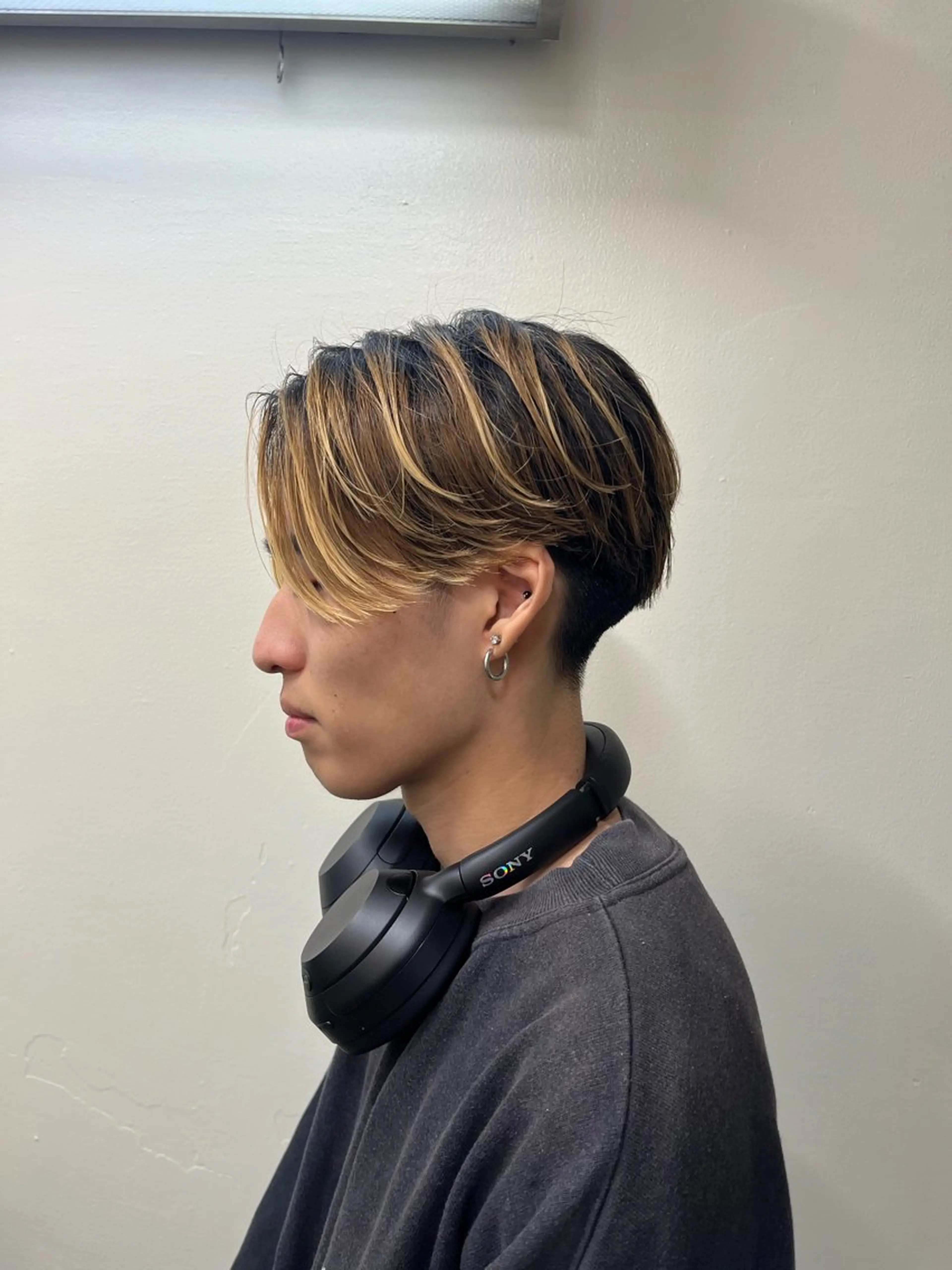 ショート パーマ メンズ メンズバレイヤージュ センターパート メンズパーマ レイヤーカット ニュアンスパーマ カット パーマ 韓国風メンズ/毛流れ ヘアなら須田龍世のヘアスタイル