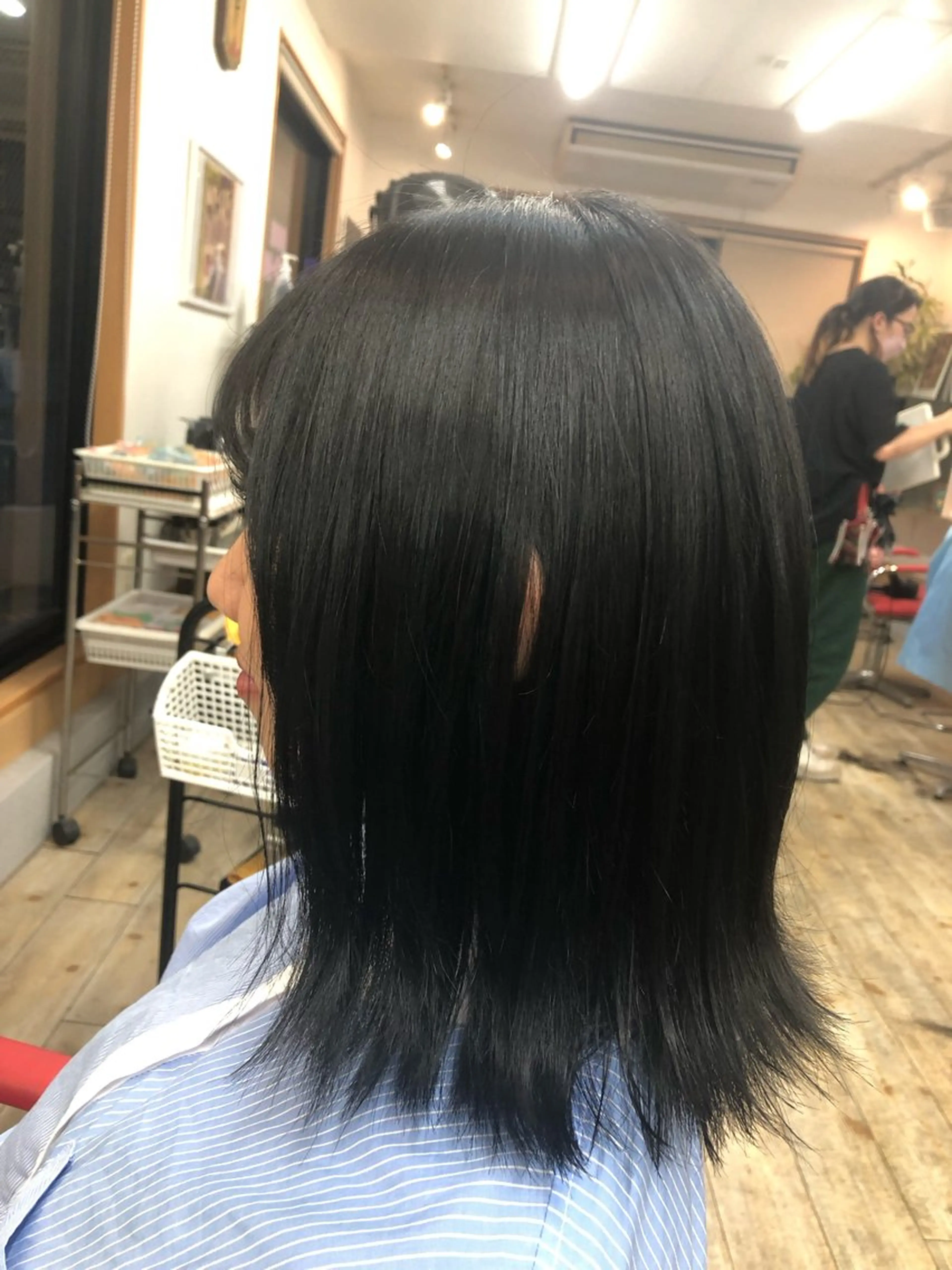 ミディアム カラー 黒髪 ブルーカラー ブルーブラック グレージュ 水谷 寛太のヘアスタイル