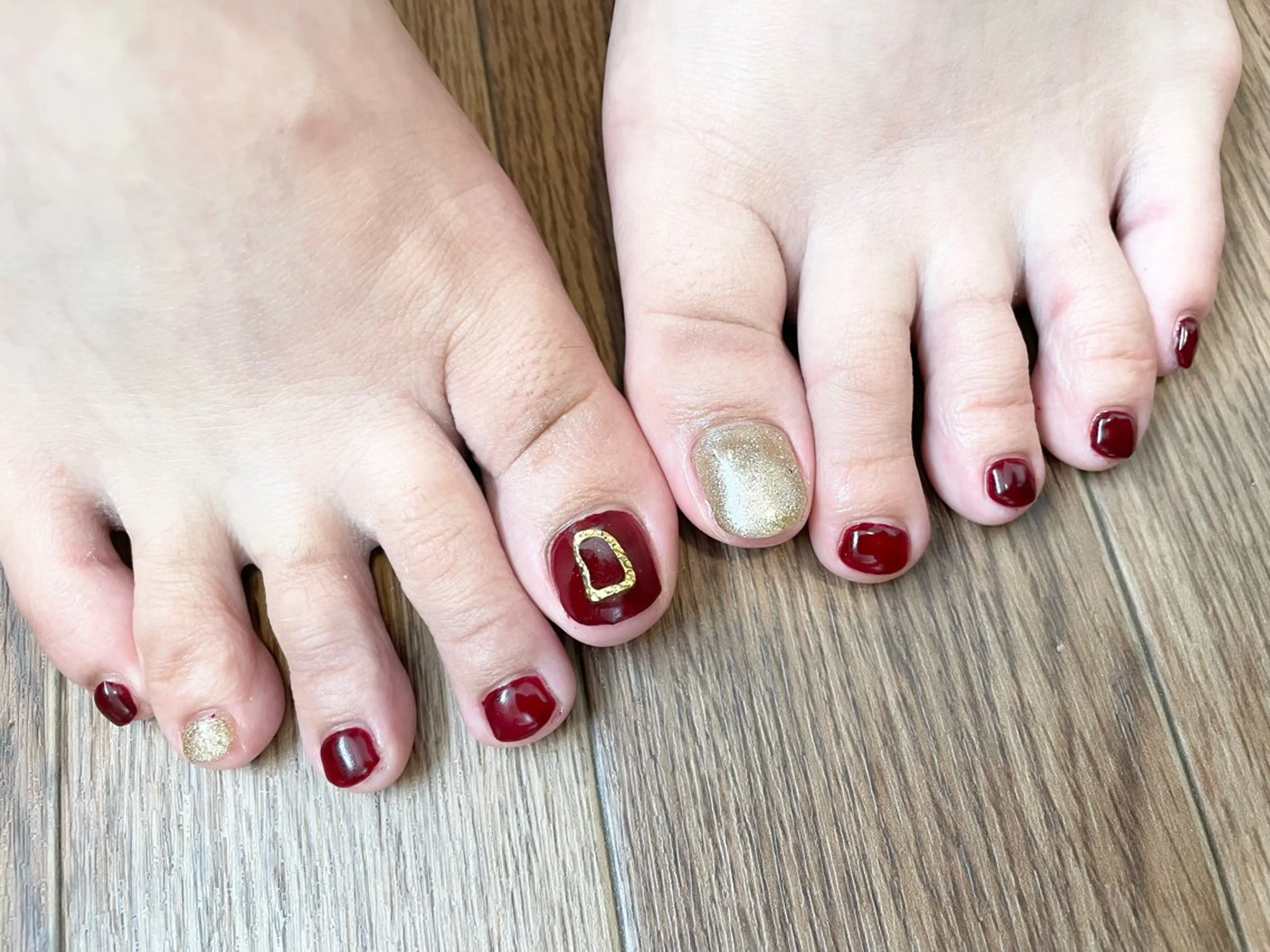 ネイル ボルドー フットネイル キラキラネイル フットネイル Nailist Missaのネイルデザイン