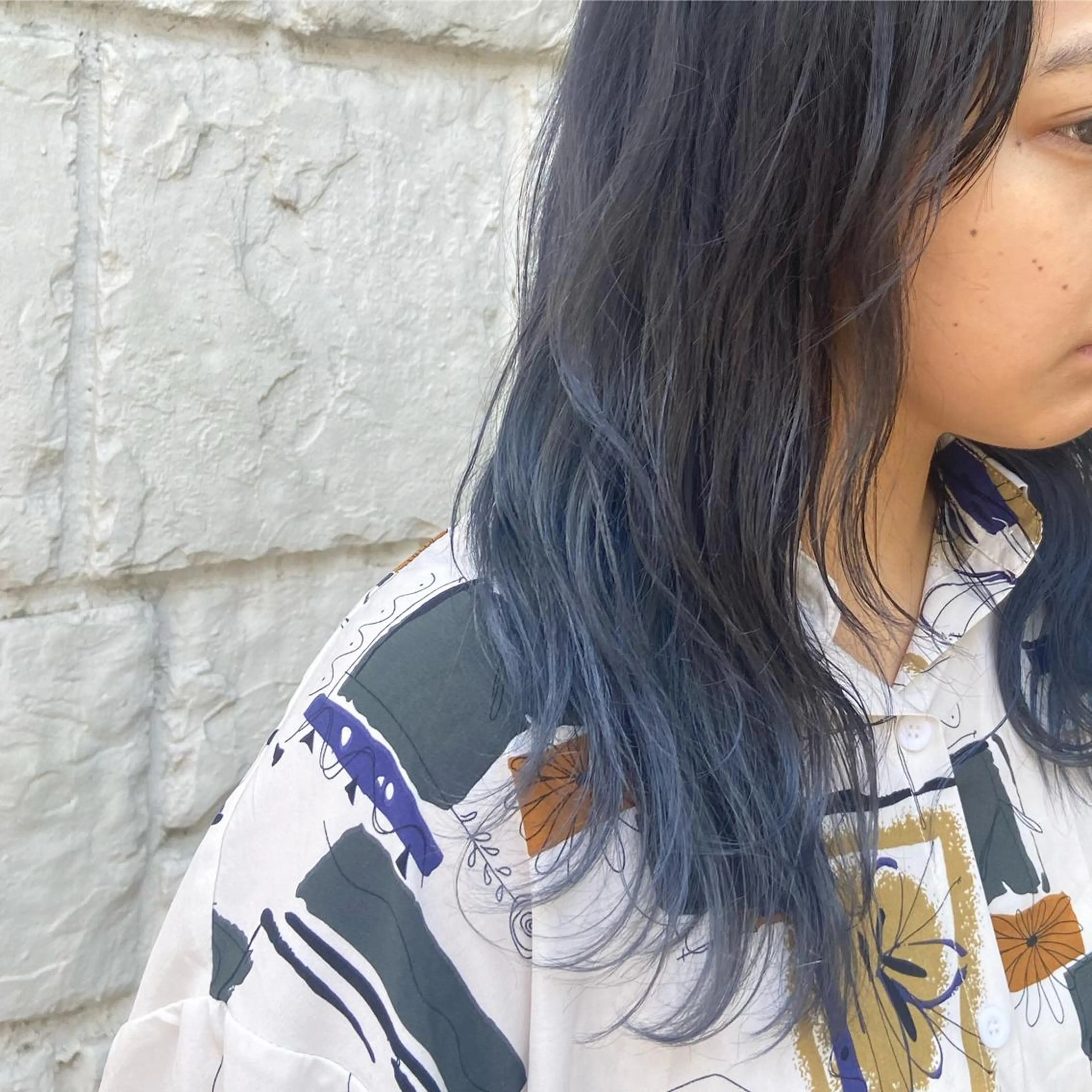 セミロング カラー バレイヤージュ ブリーチ ブルーカラー ブルーグレー ブルーグレージュ カジュアルを女っぽく 𝗮𝘆𝗮𝗰𝗼のヘアスタイル