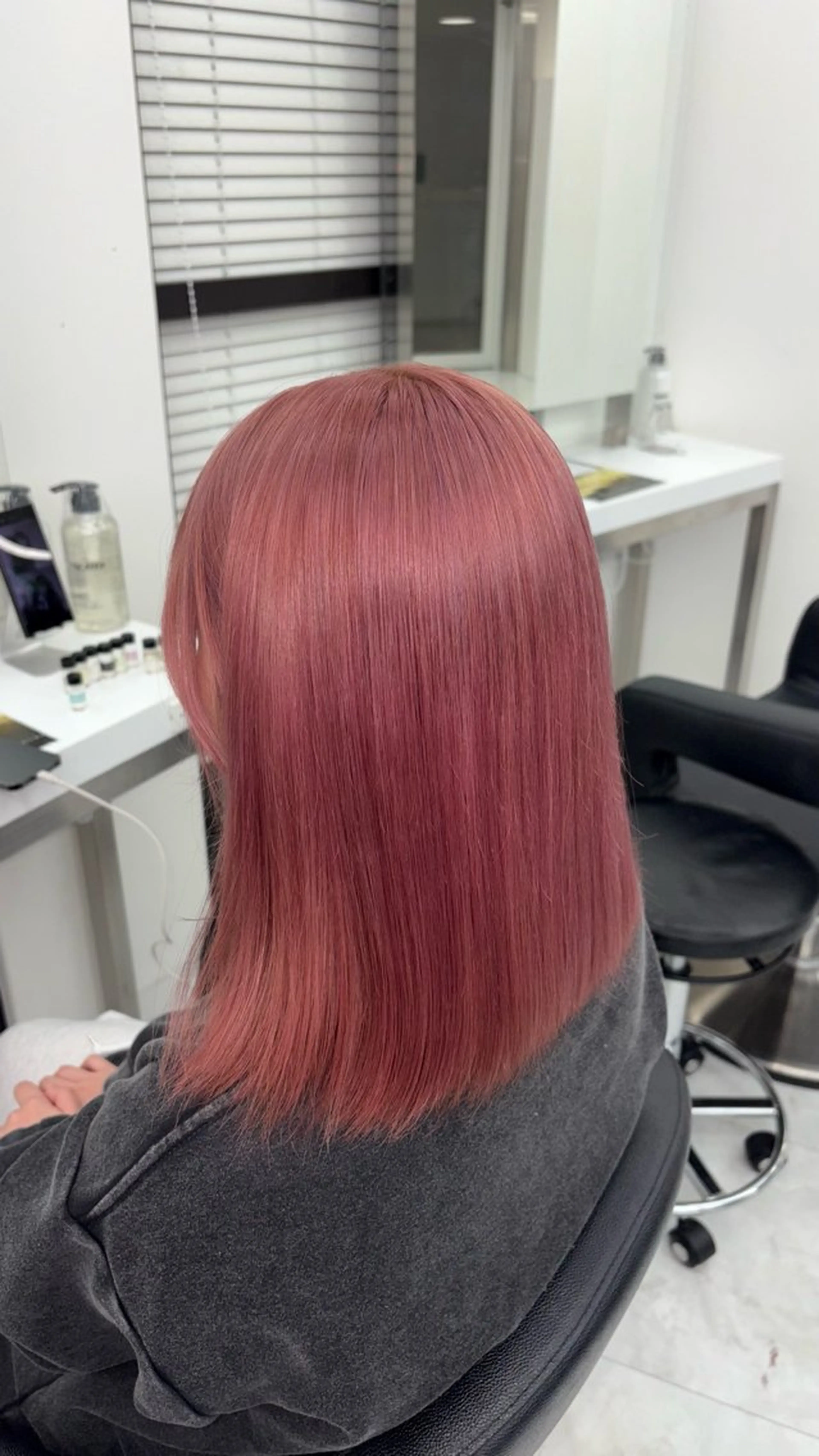 ミディアム カラー 🖤ハイトーン× レイヤー🖤SARAのヘアスタイル