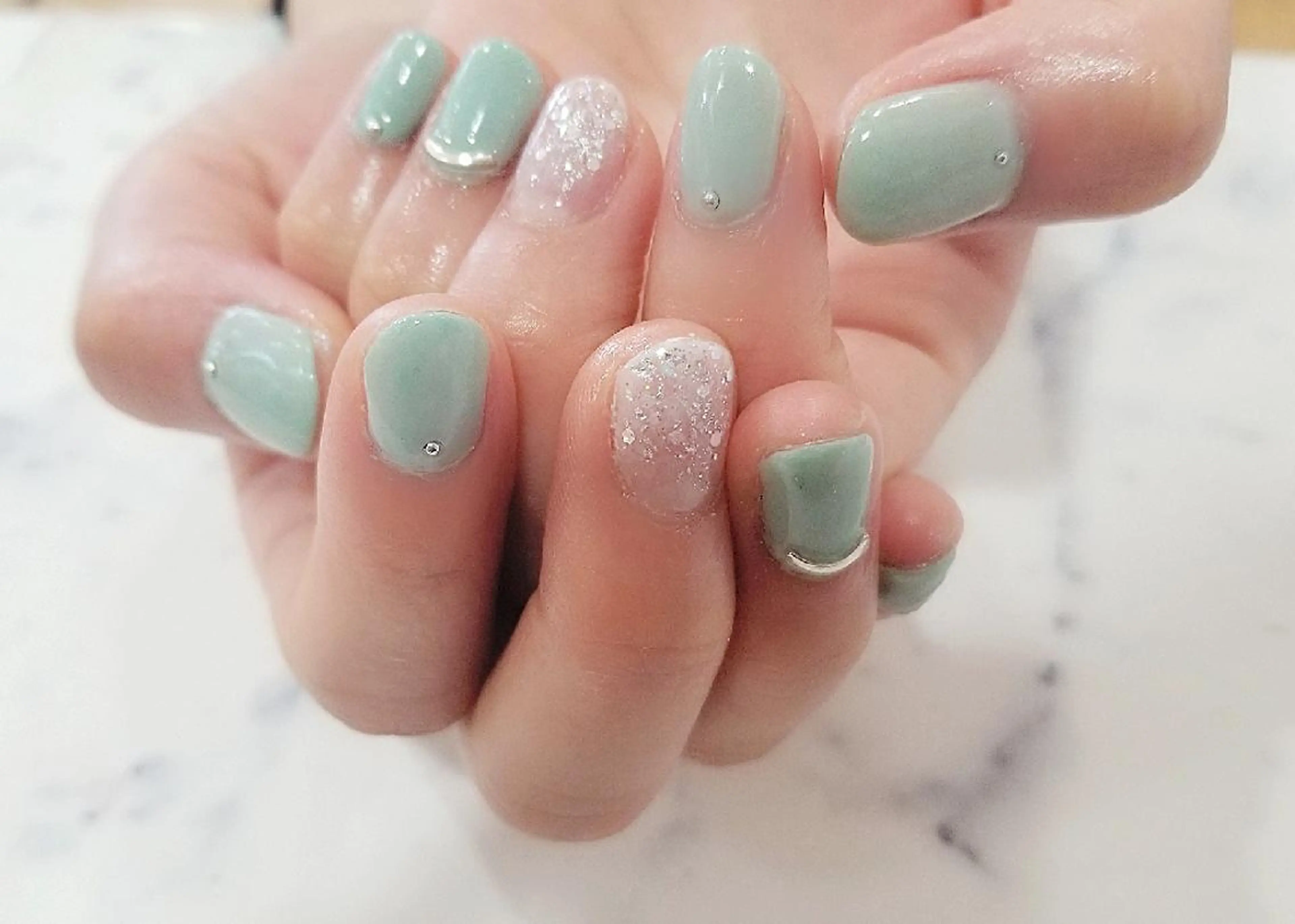 ネイル グリーン 春ネイル 関口 友菜のヘアスタイル