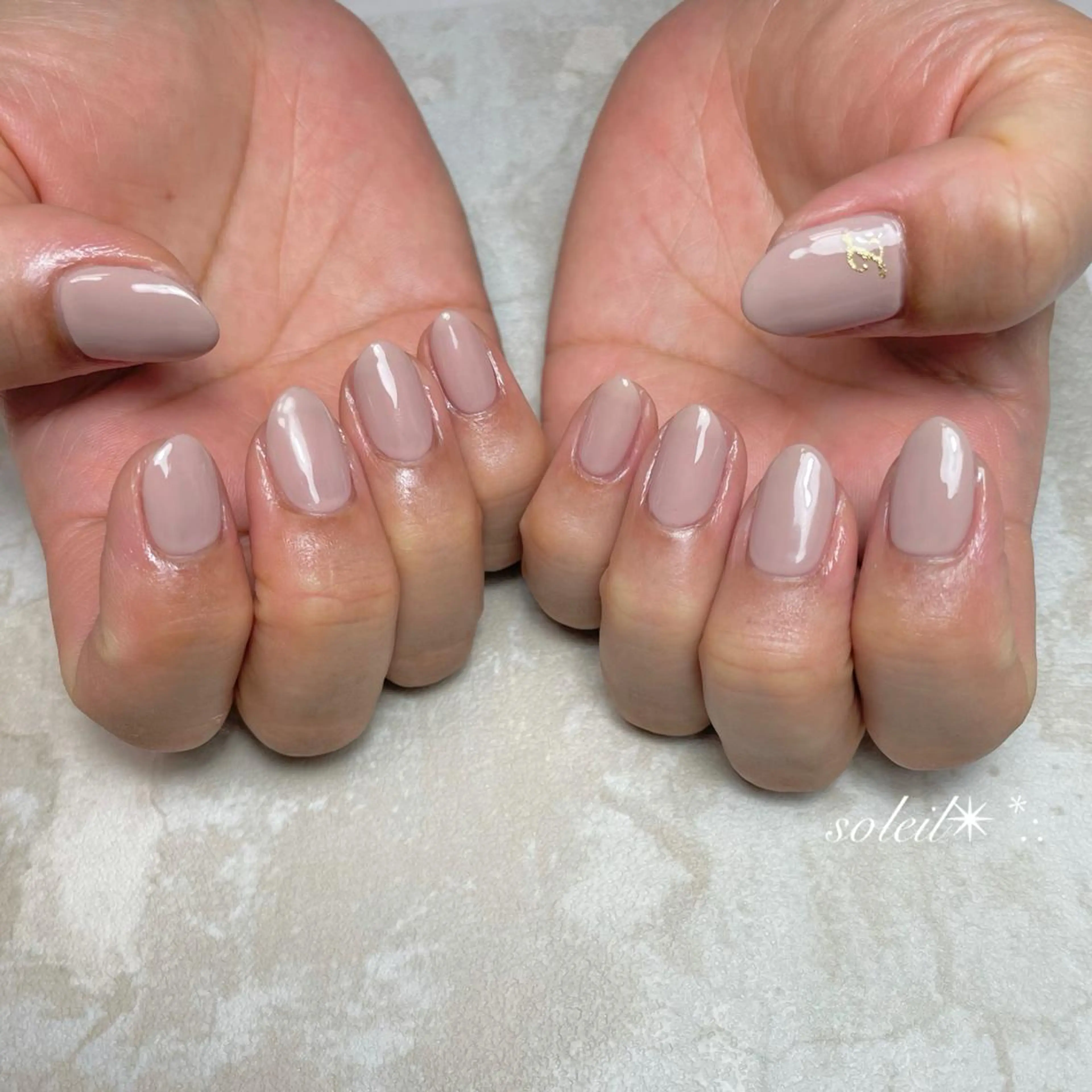 ネイル ジェルネイル ラメ(グリッター) ミラーネイル ニュアンスネイル オフィスネイル 粟津 美紀のネイルデザイン