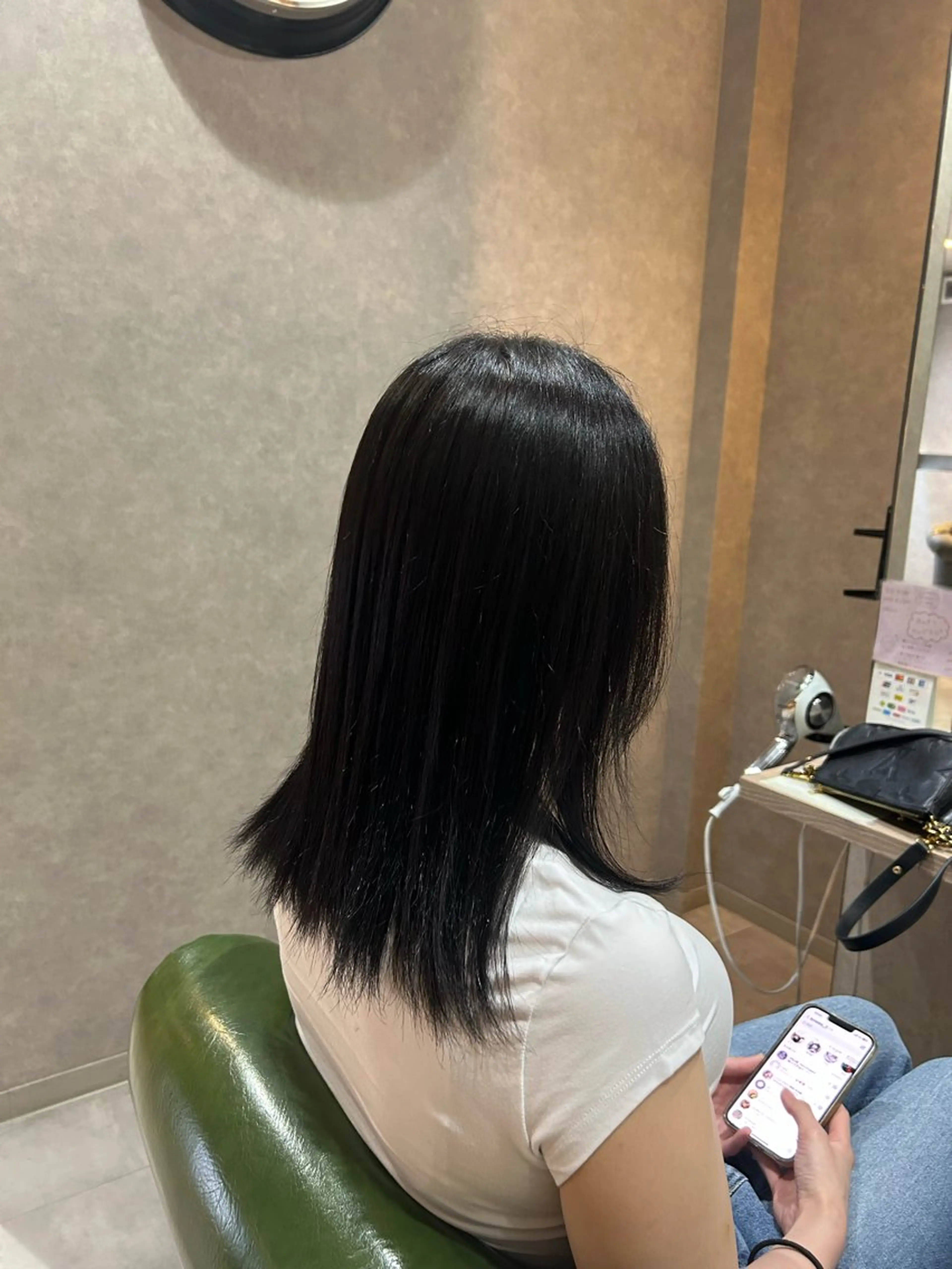 カラー 黒髪 ブルーカラー ブルーブラック ビラデルソル　ルート所属・徳野 愛依のヘアスタイル