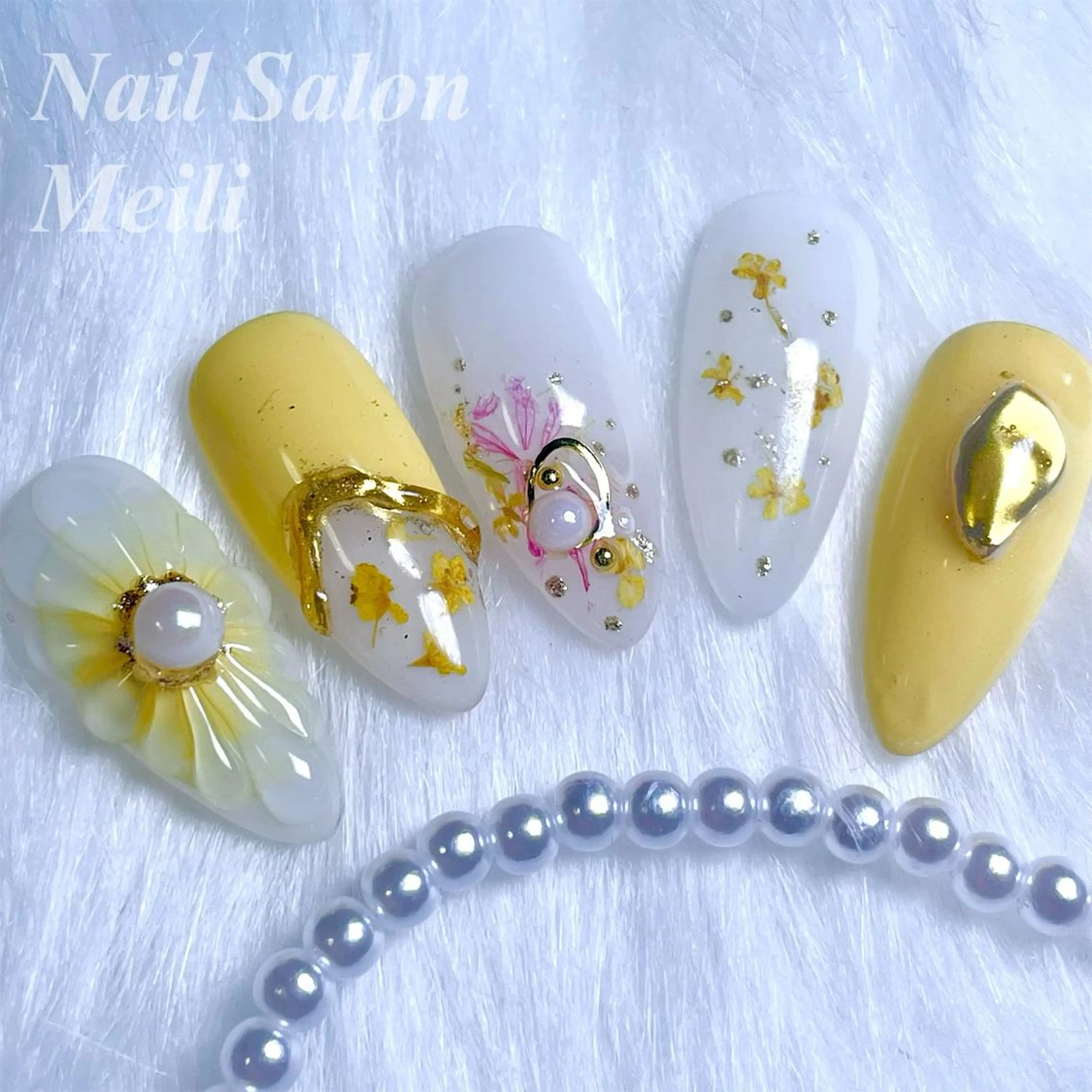 ネイル アートネイル フラワーネイル 春ネイル 冬ネイル 黄色 NAILSALON MEILIのネイルデザイン