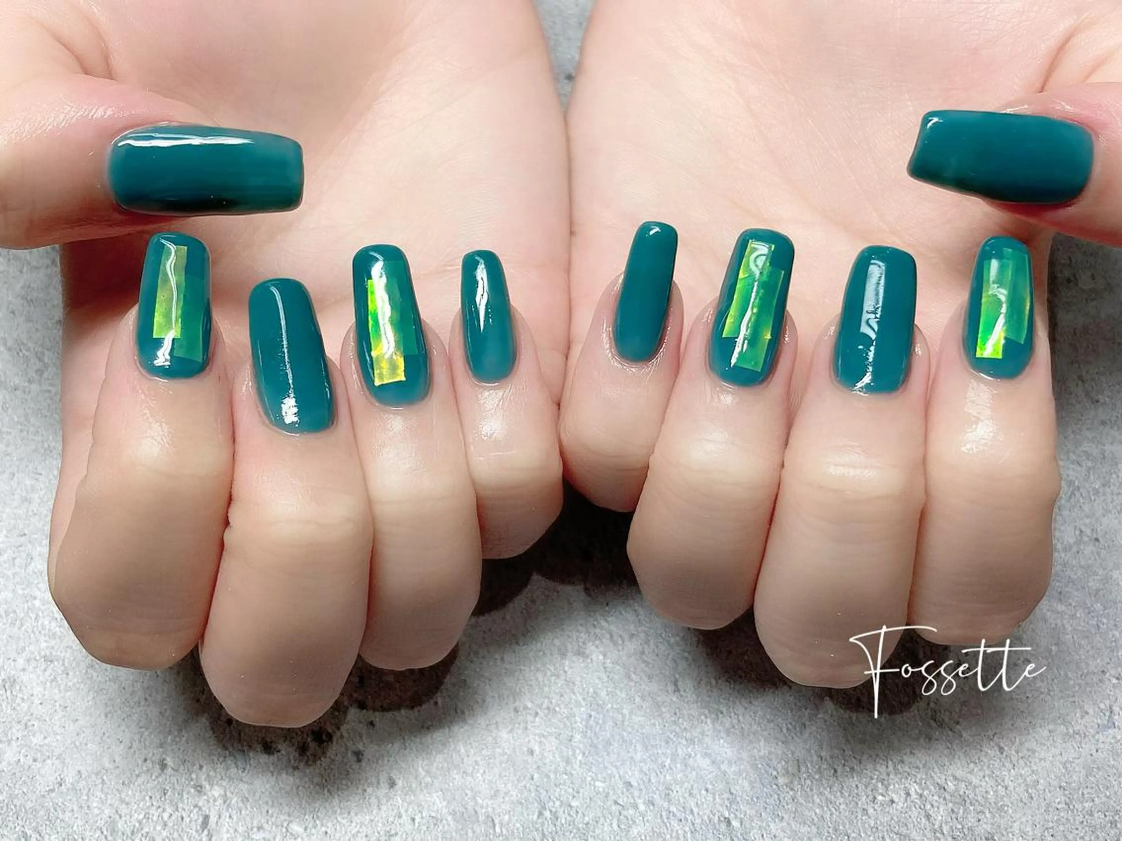 ネイル オーロラネイル グリーン ロングネイル ワンカラーネイル スクエアネイル nailsalon Fossetteのネイルデザイン