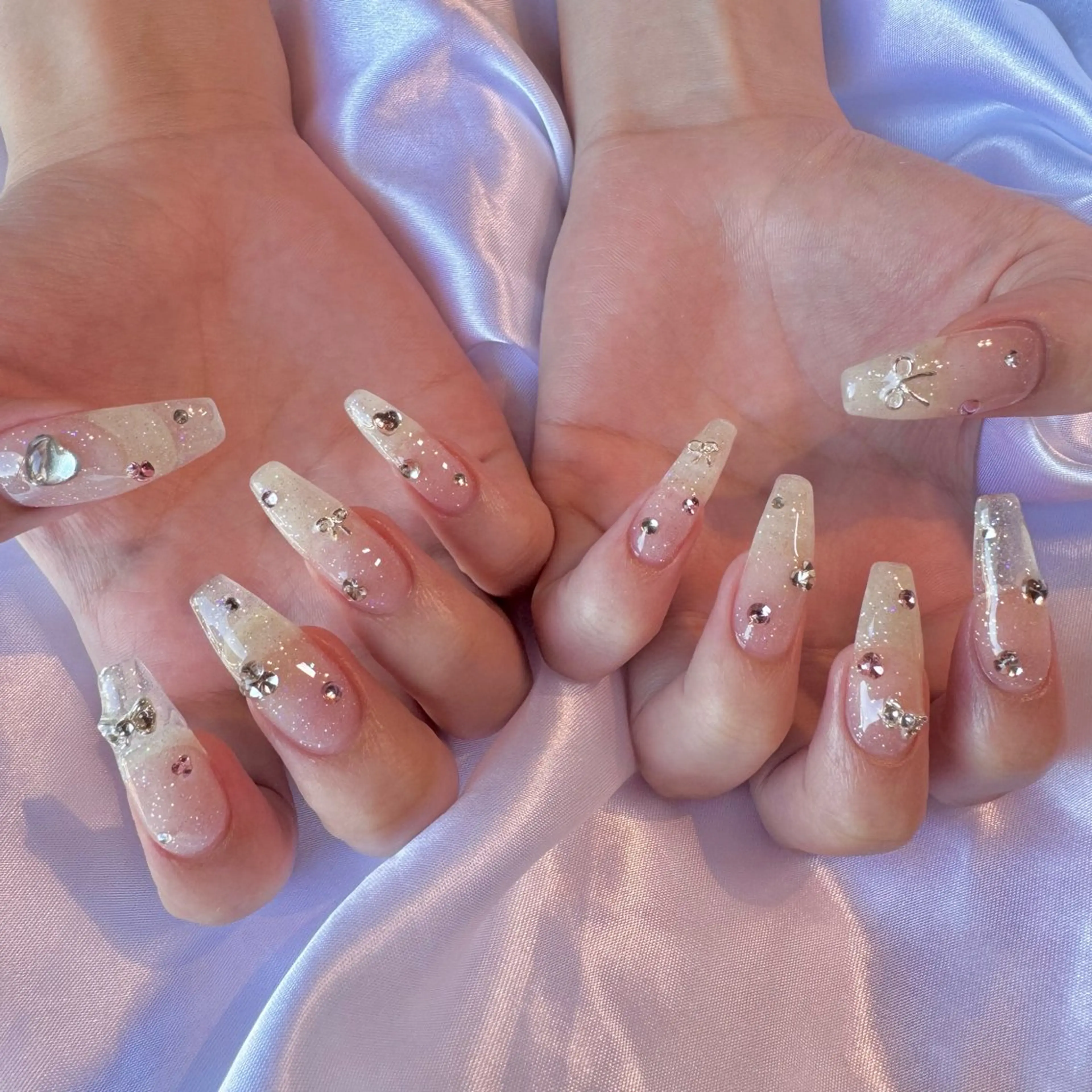 ネイル キラキラネイル ワンホンネイル ハンドネイル nail salon e'mu💐のネイルデザイン