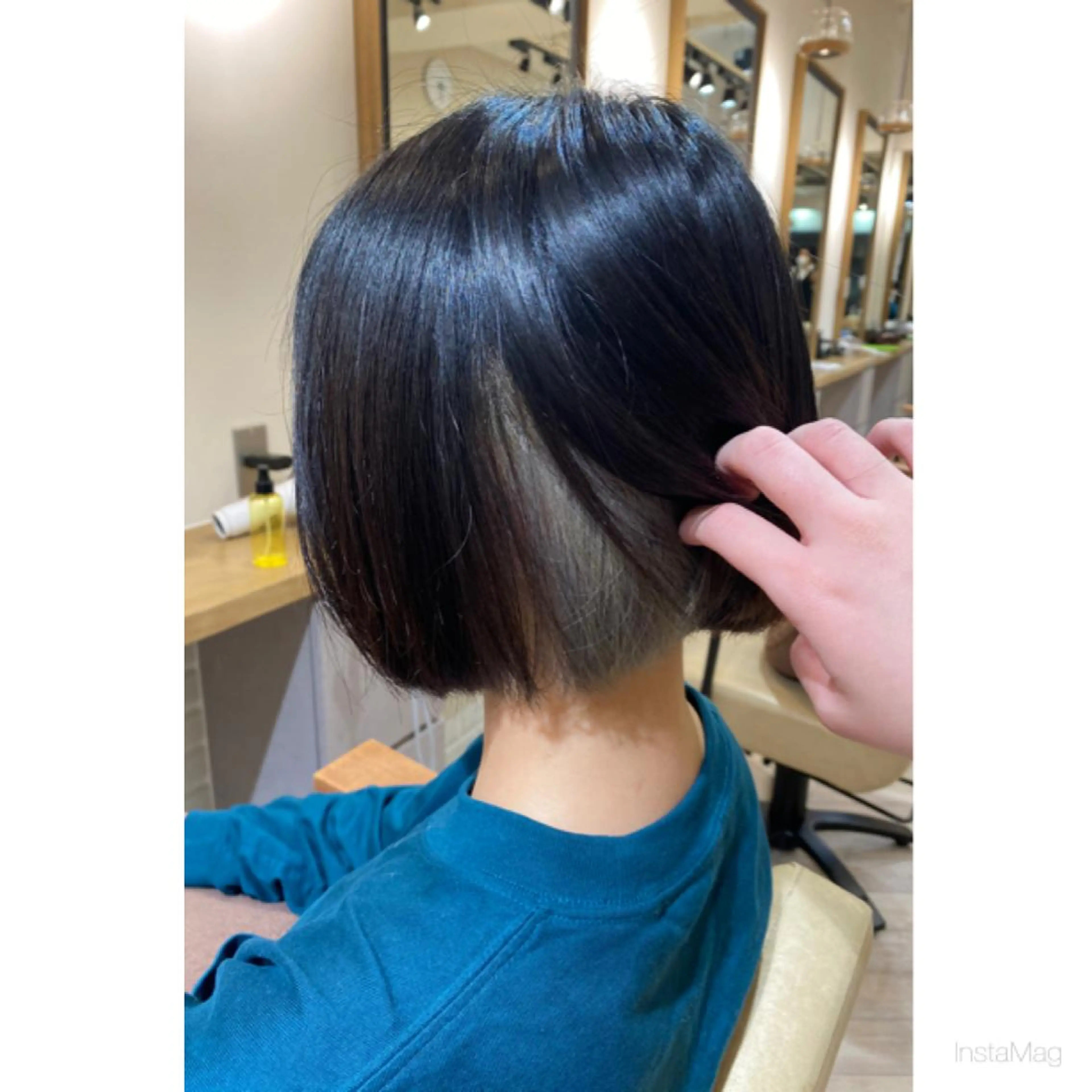 ショート カラー シルバー ホワイトシルバー カット ヘアカラー 岩間 香純のヘアスタイル