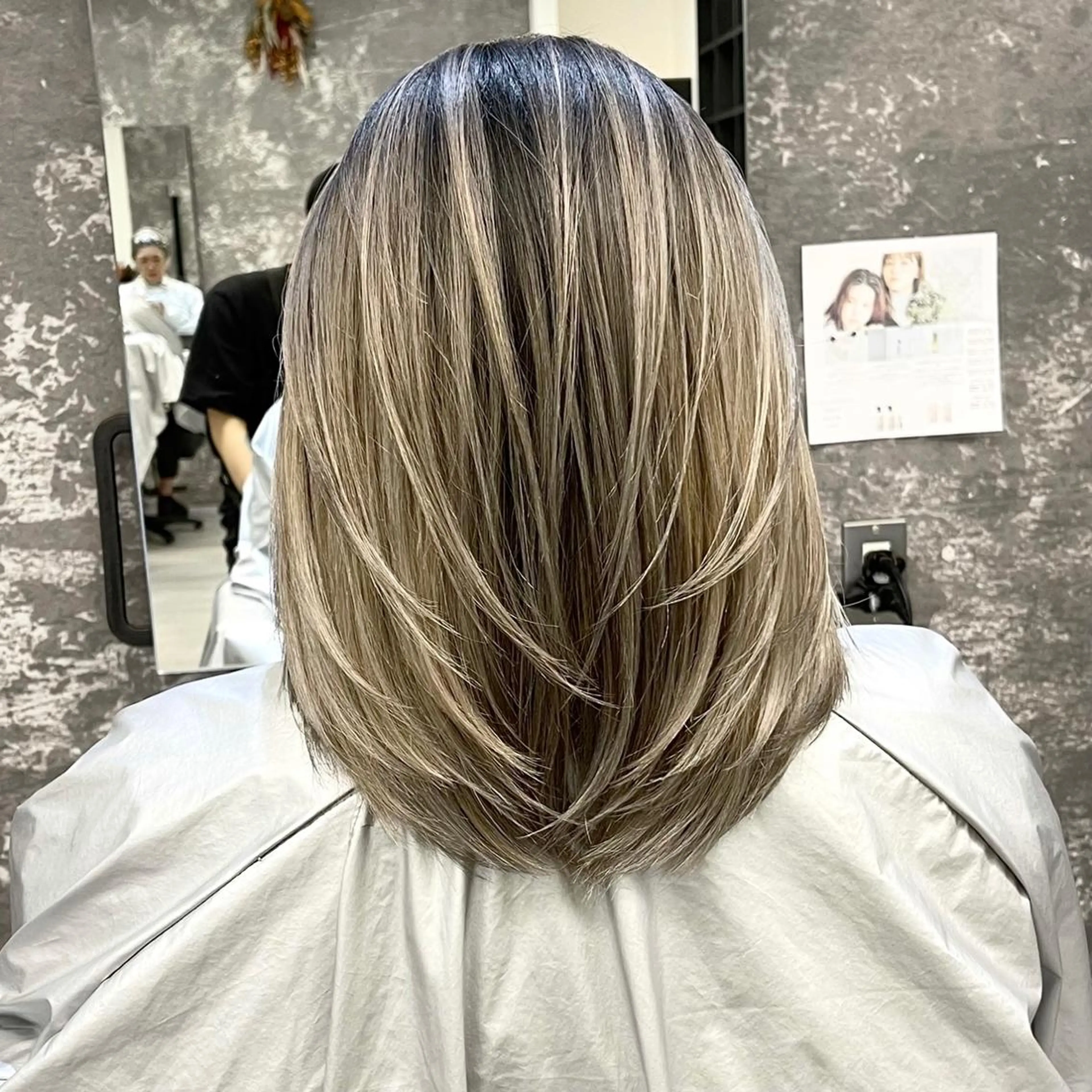 ミディアム カラー ヘアアレンジ バレイヤージュ デザインカラー ハイライトカラー 外国人風カラー ハイライト アンドウ ユウ/ レイヤーカット/韓国のヘアスタイル