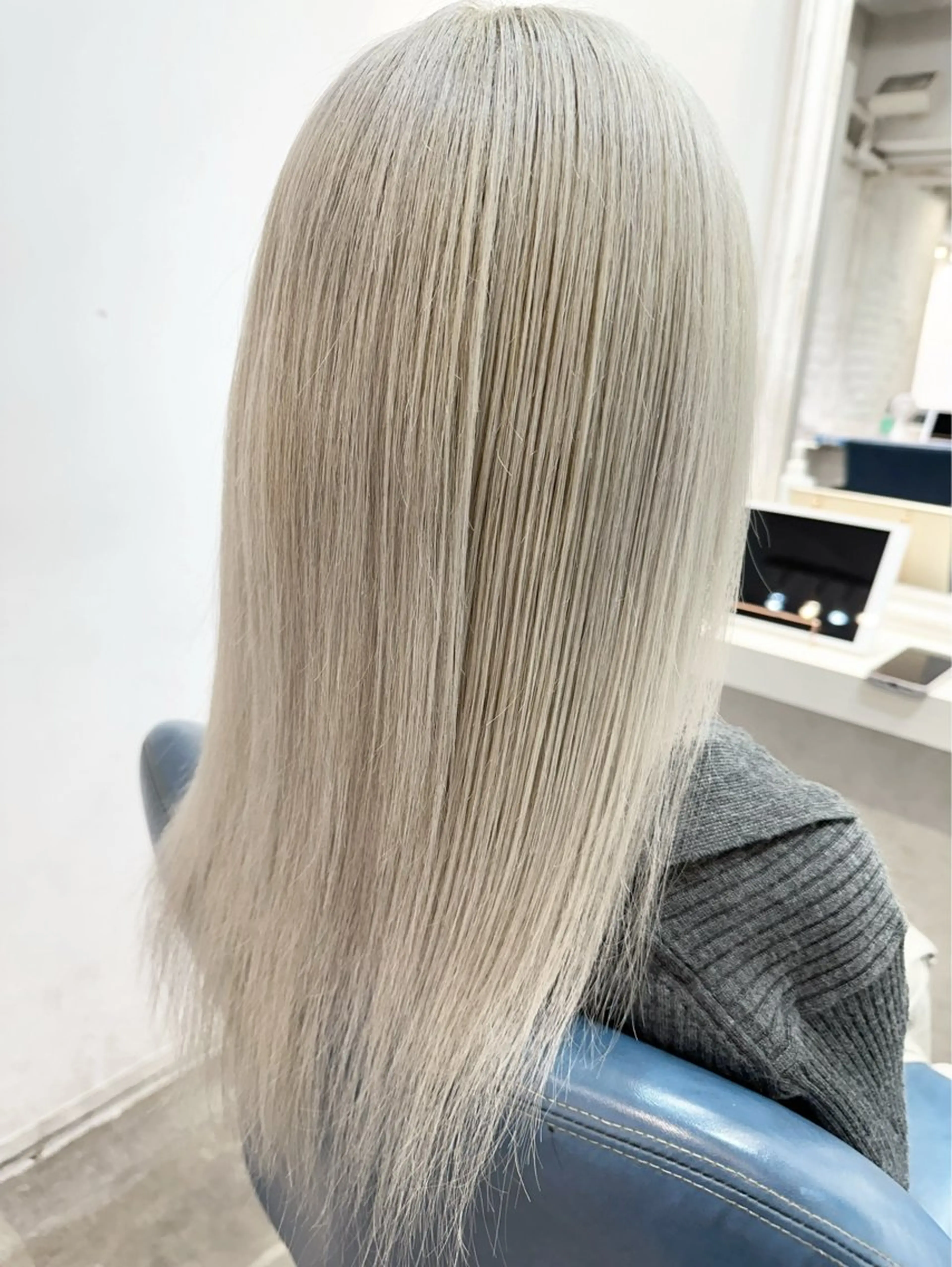 ミディアム カラー ブリーチ ブロンド ハイトーンカラー uros.所属・中目黒✂︎店長✂︎ TOMOHIROのヘアスタイル