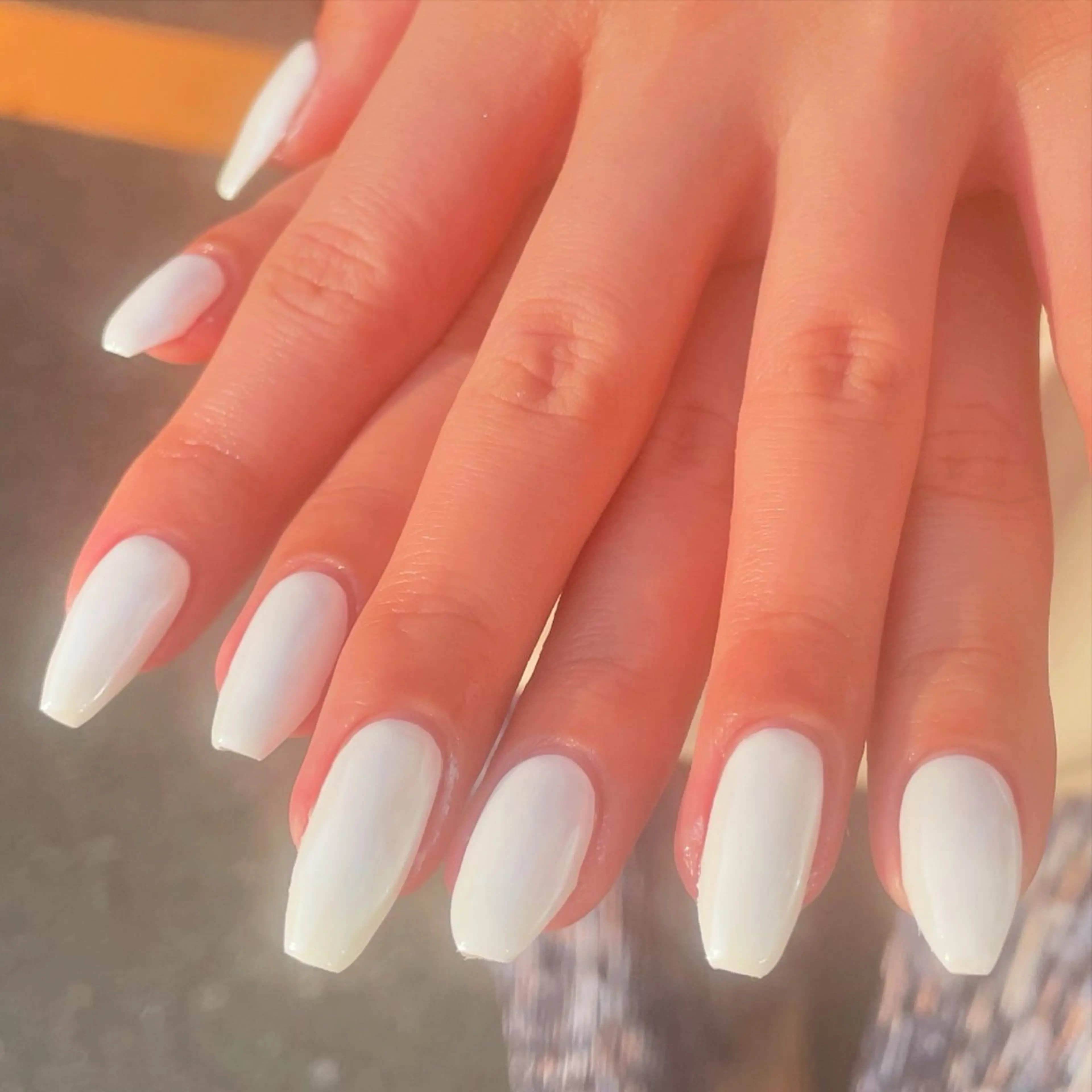 ネイル オーロラネイル ミラーネイル シンプルネイル ホワイト ハンドネイル ハンドケア 🎀NAIL🎀 AI🪄︎︎◝✩のネイルデザイン