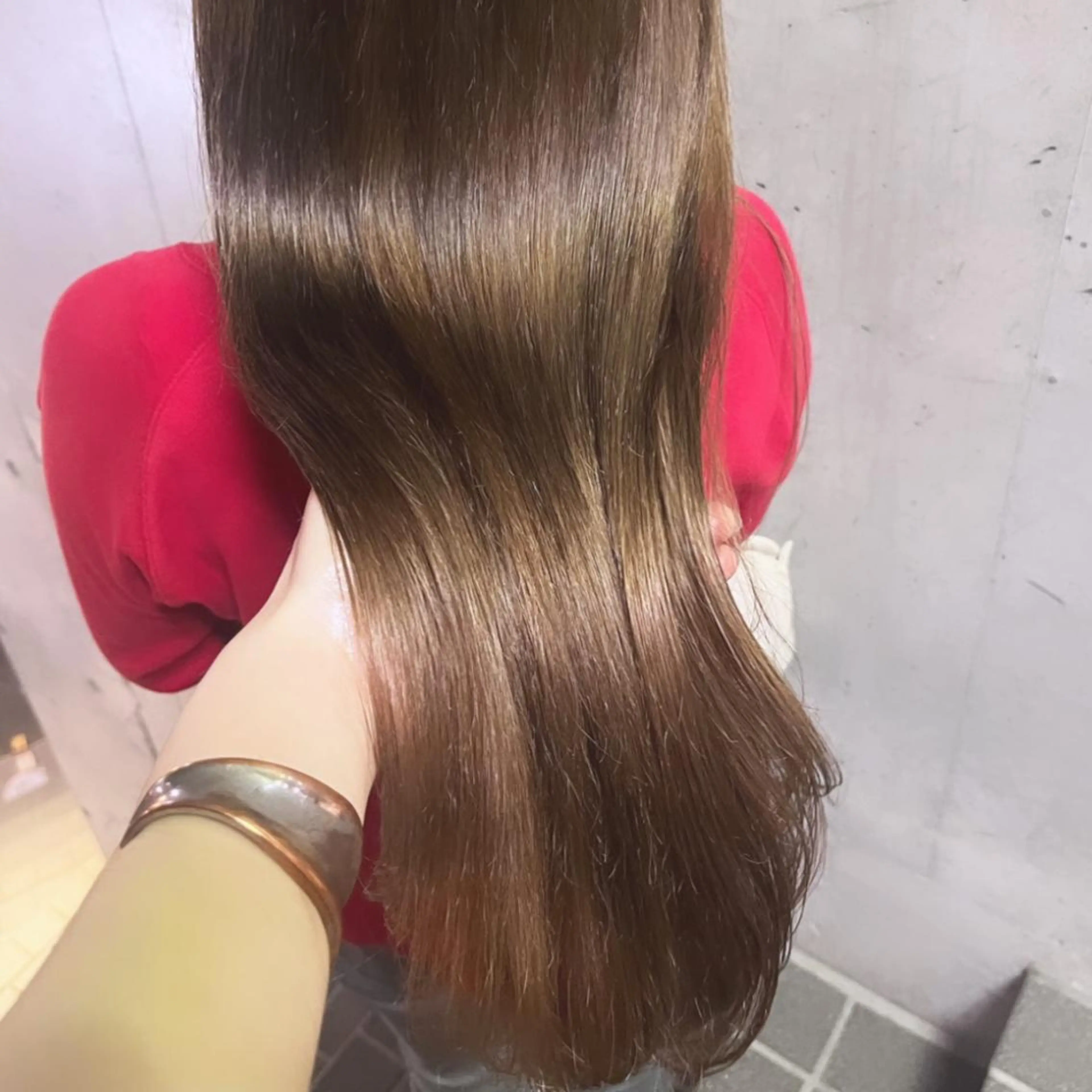 ロング カラー ベージュカラー ブリーチ 透明感カラー ハイトーンカラー ミルクティーベージュ ヘアカラー トリートメント ヘッドスパ ヘアセット カジュアルを女っぽく 𝗮𝘆𝗮𝗰𝗼のヘアスタイル