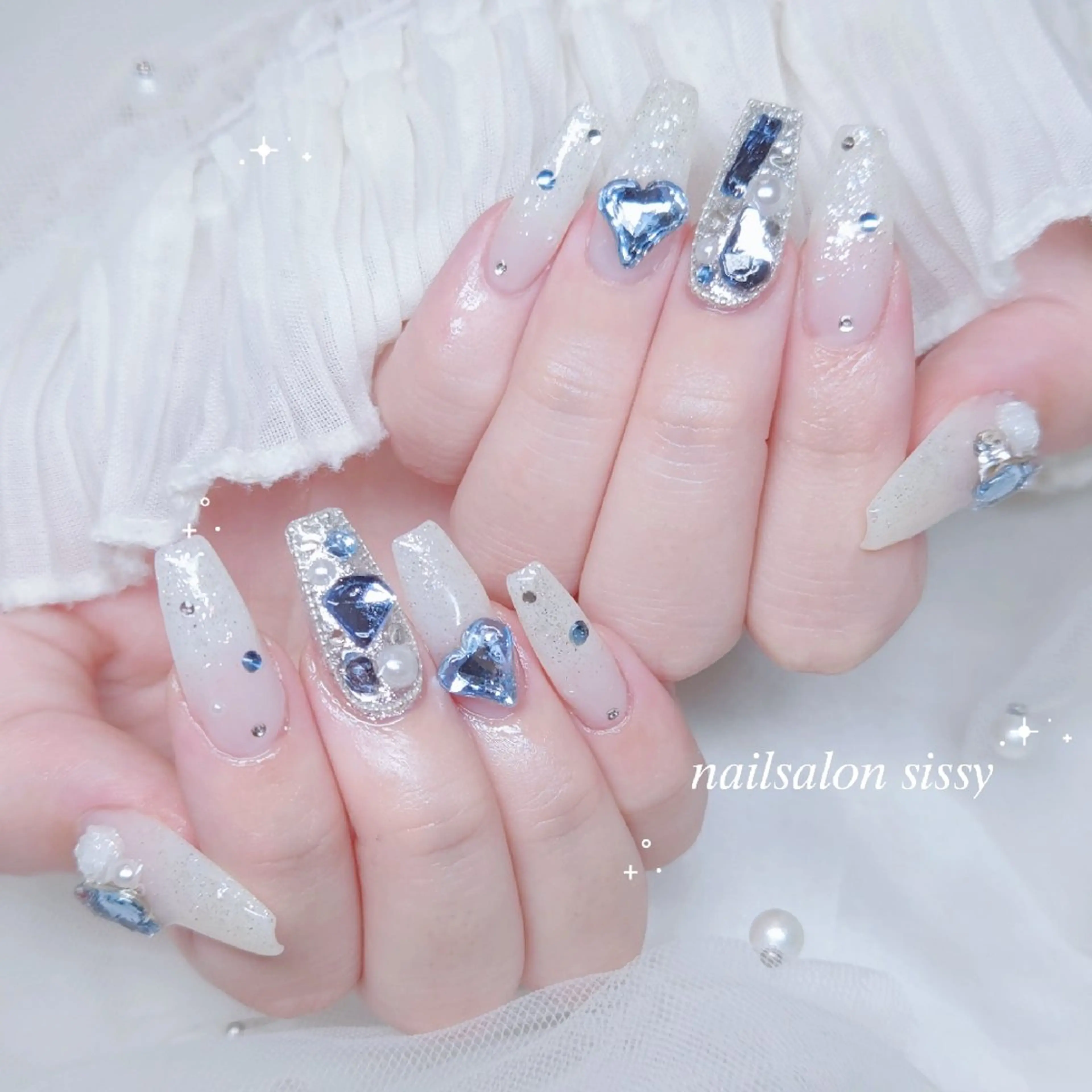 ネイル キラキラネイル 水色 冬ネイル クリスマス ハンドネイル nailsalon sissy所属・sissy hatsuneのネイルデザイン