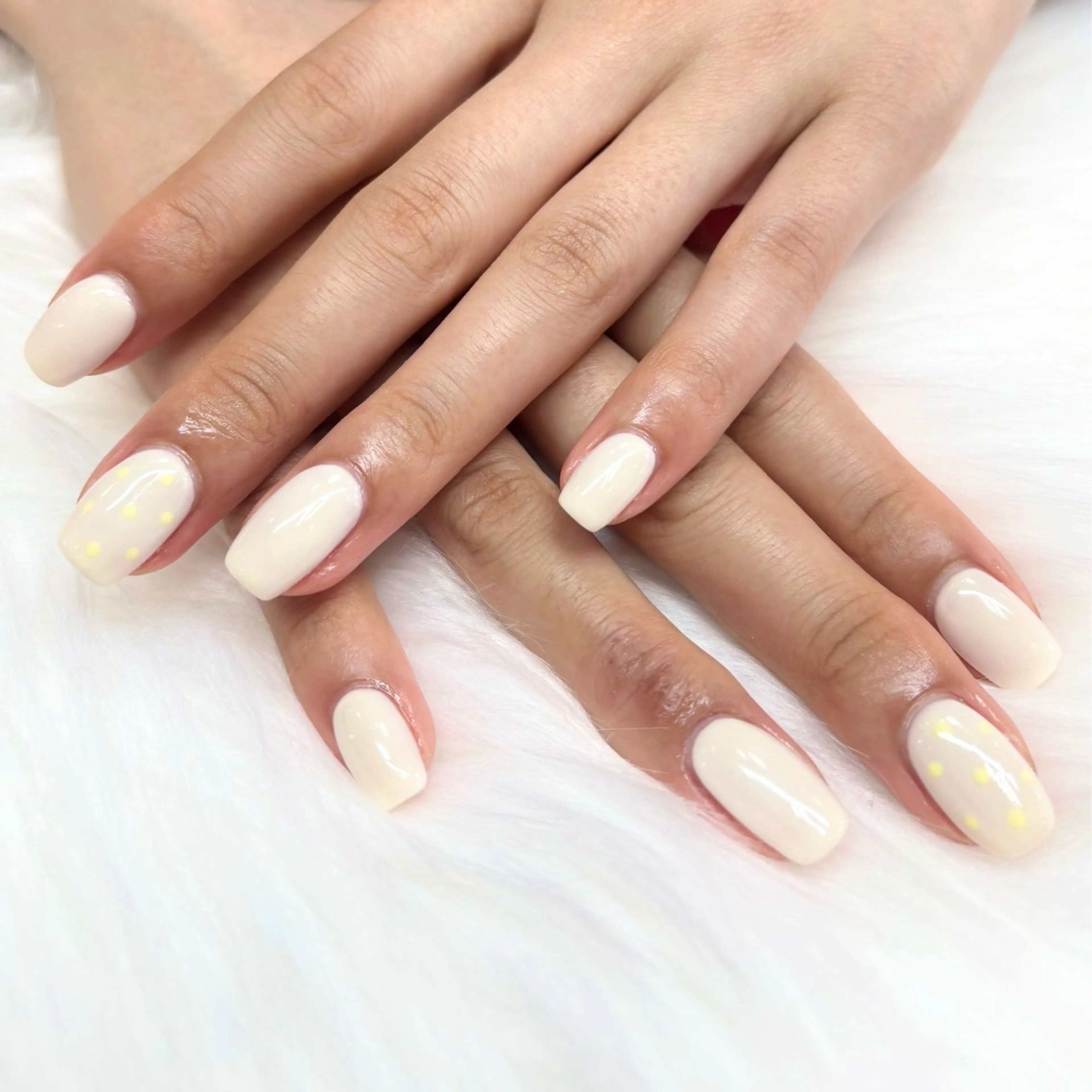 ネイル ドット 黄色 lealea Ayakaのネイルデザイン