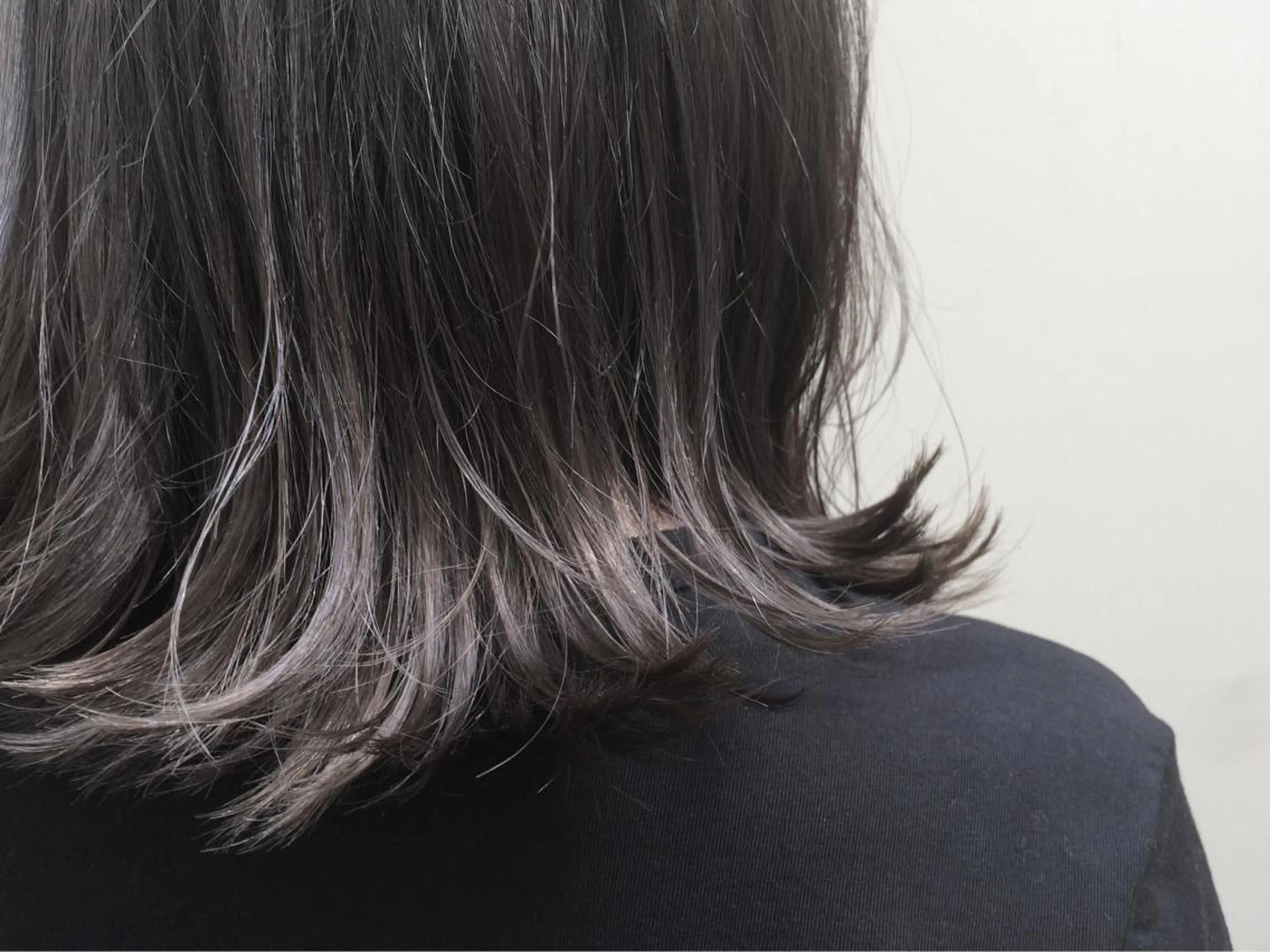 ショート ミディアム セミロング ロング カラー ブリーチ イルミナカラー 外ハネヘア 日々所属・谷 大地のヘアスタイル