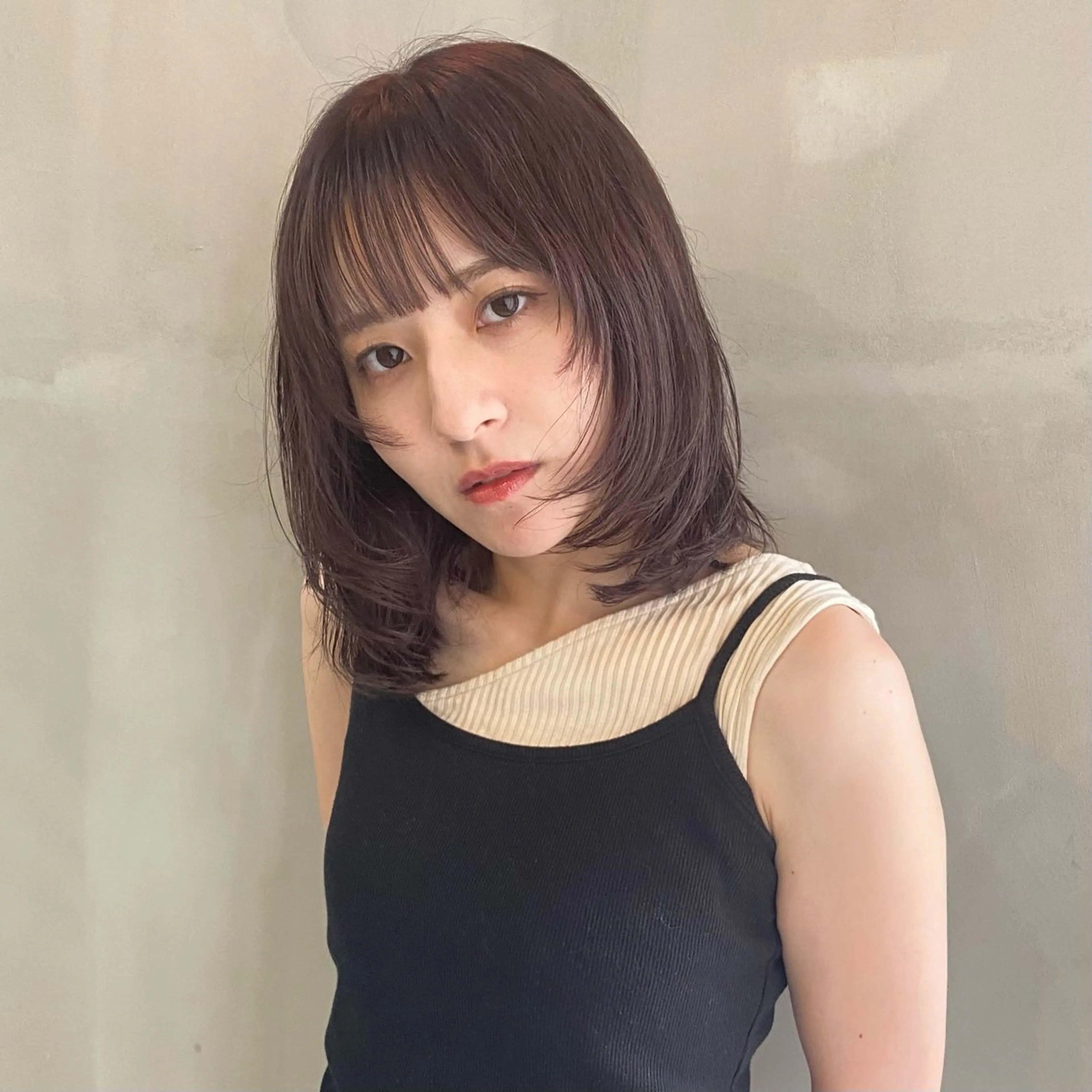 ミディアム カット くすみカラー / 肌馴染み/ 花房佑夏のヘアスタイル