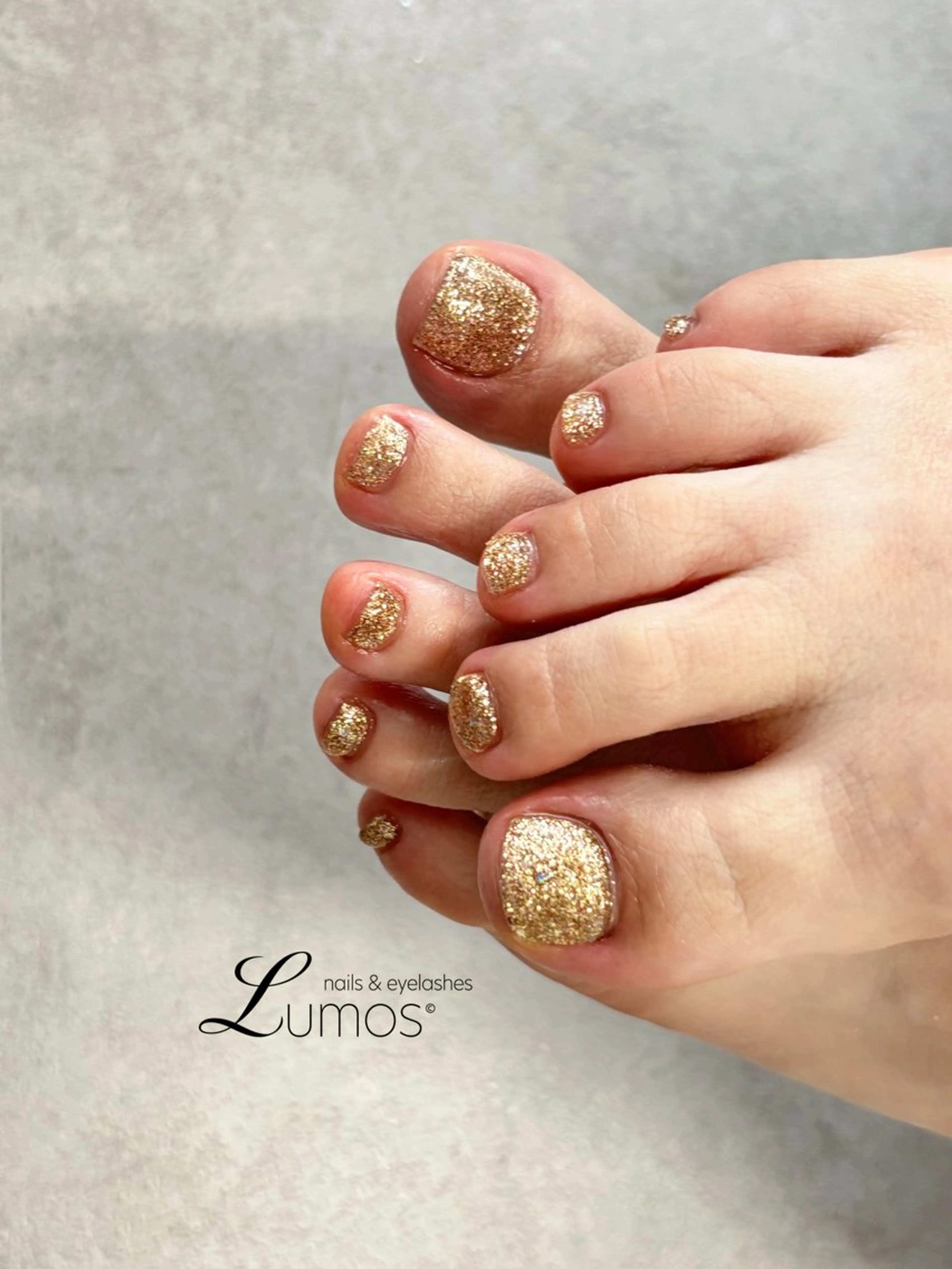 ネイル ゴールド ラメ(グリッター) フットネイル Lumos  nails&eyelashes 桜川所属・Lumos Rikaのネイルデザイン