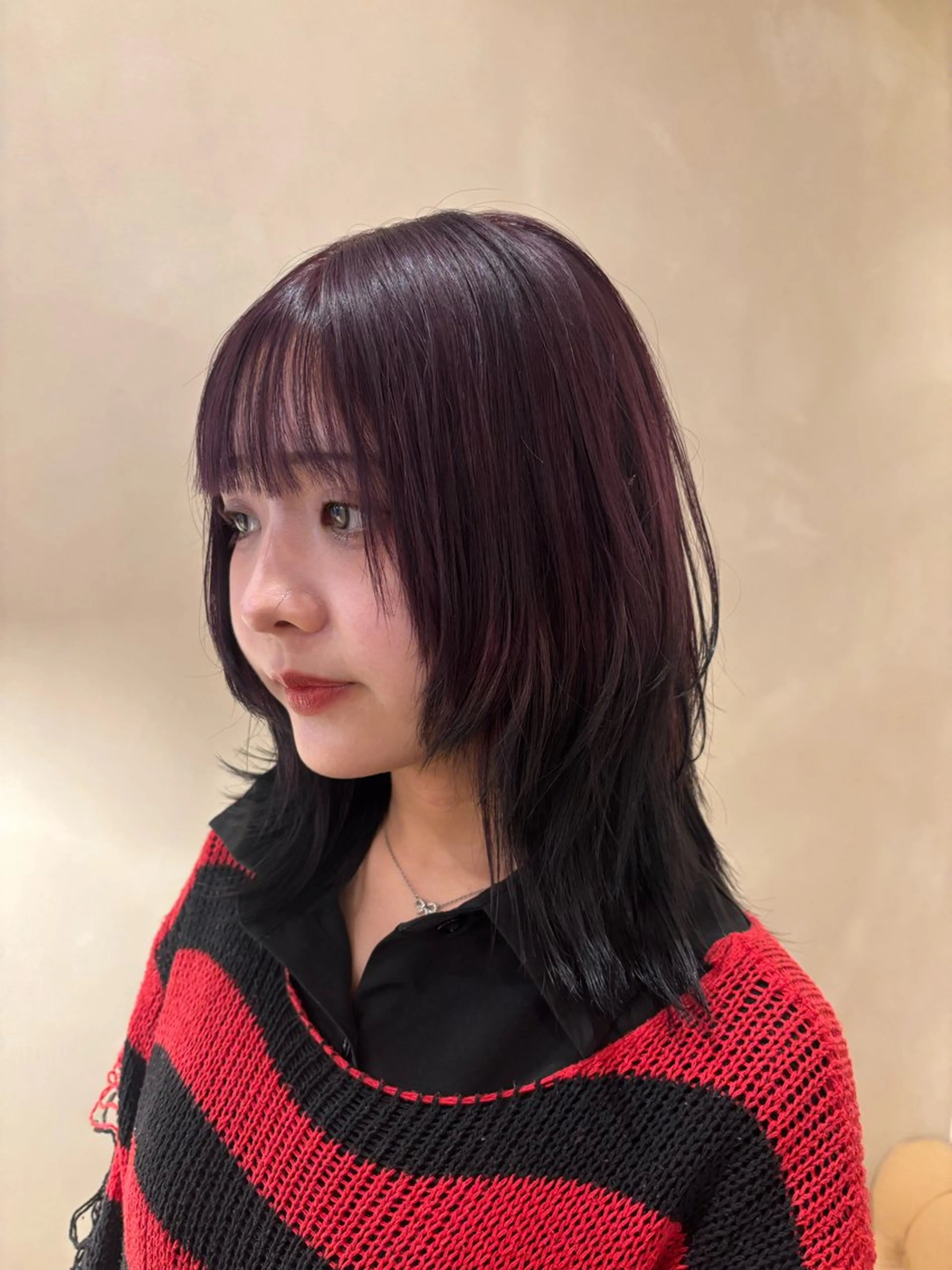 ミディアム カラー ミディアムレイヤー カシス ピンクカラー レイヤーカット カット ヘアカラー シンバヒナノ/パーマ レイヤーカット/ボブのヘアスタイル