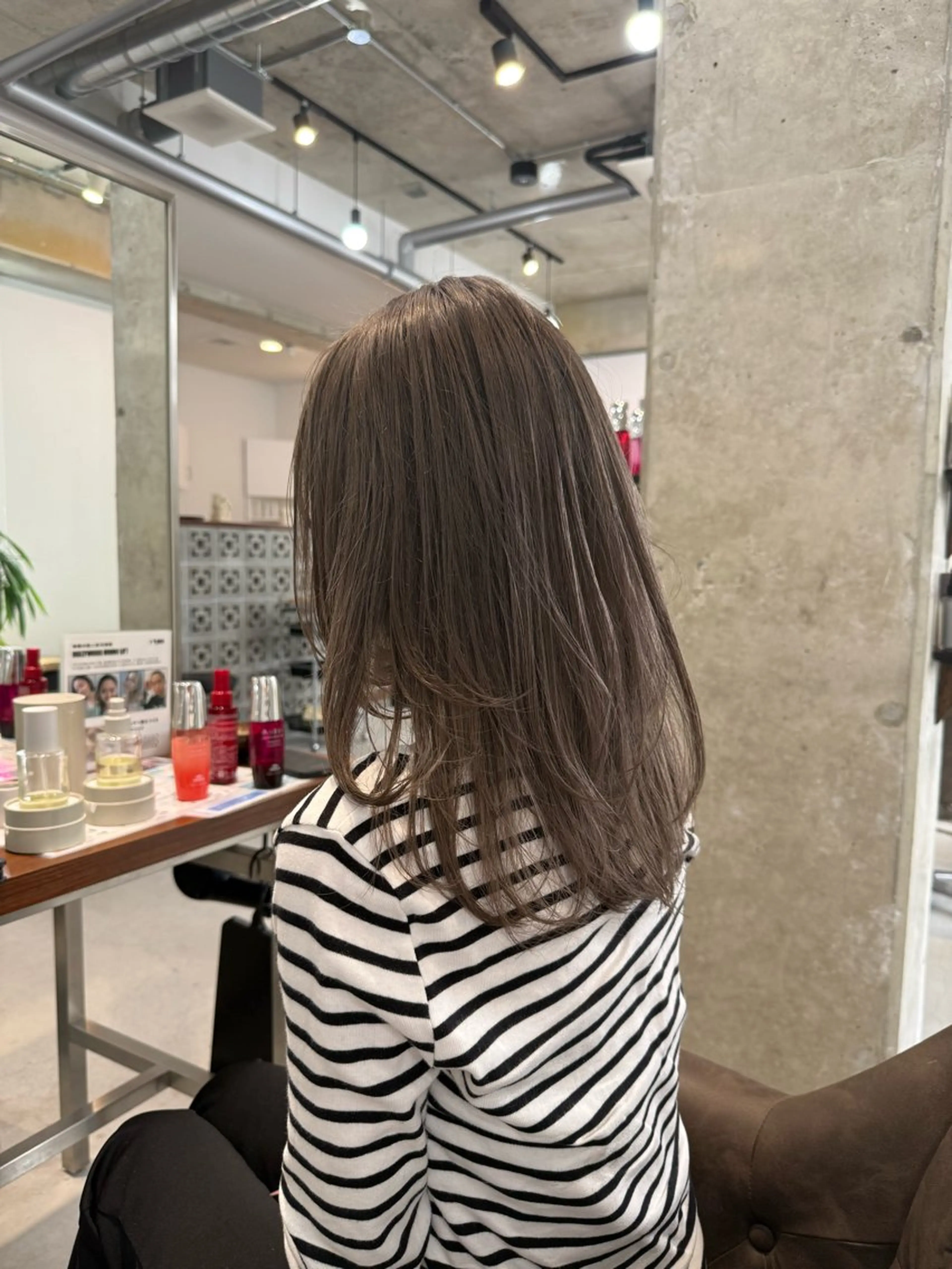 セミロング カラー ブリーチ グレージュ カット ヘアカラー カイリ /レイヤーカットのヘアスタイル