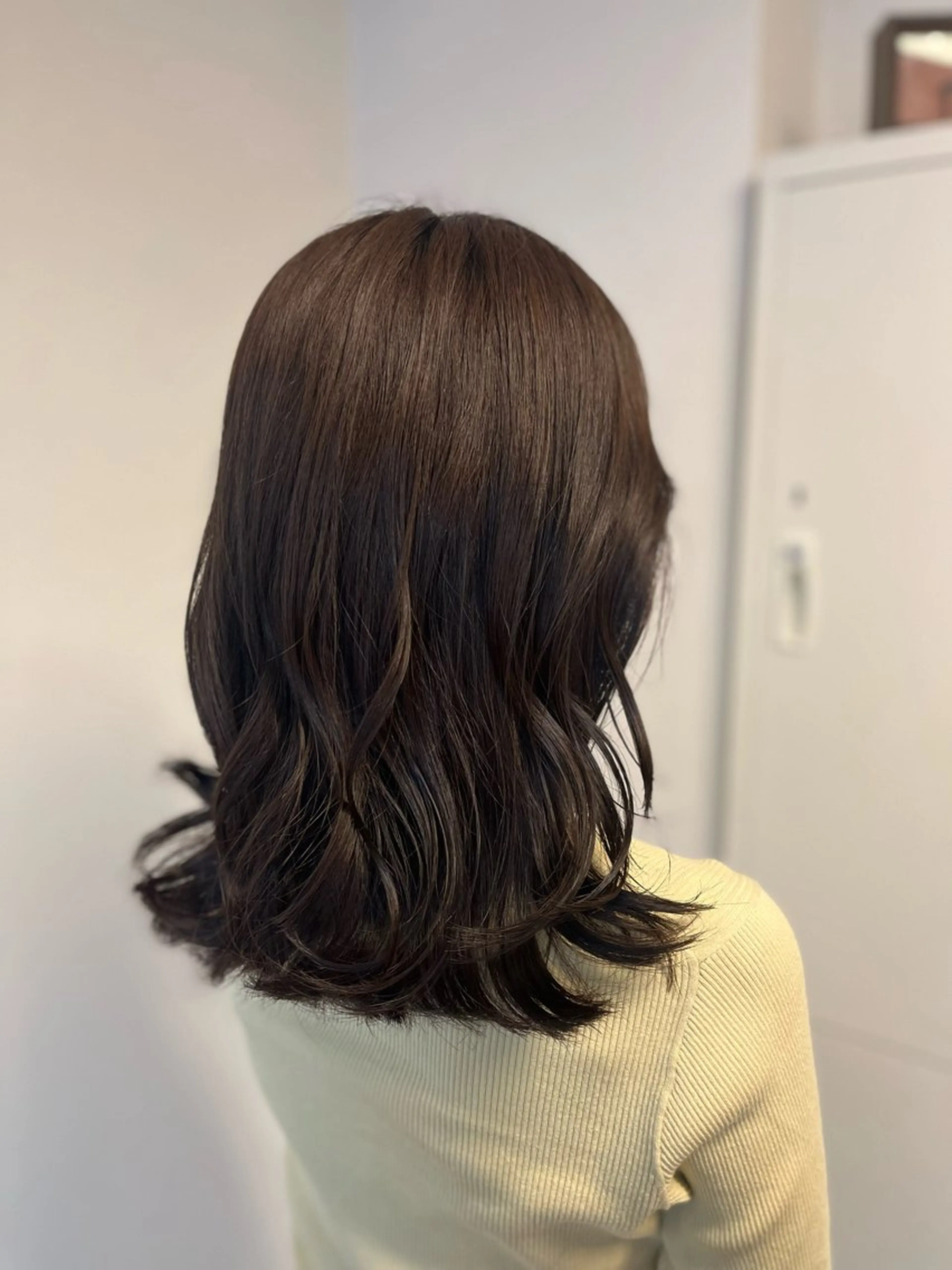 ミディアム レイヤーカット カット ヘアカラー トリートメント ヘアセット 縮毛矯正✨グレー ジュカラー✨MOEのヘアスタイル