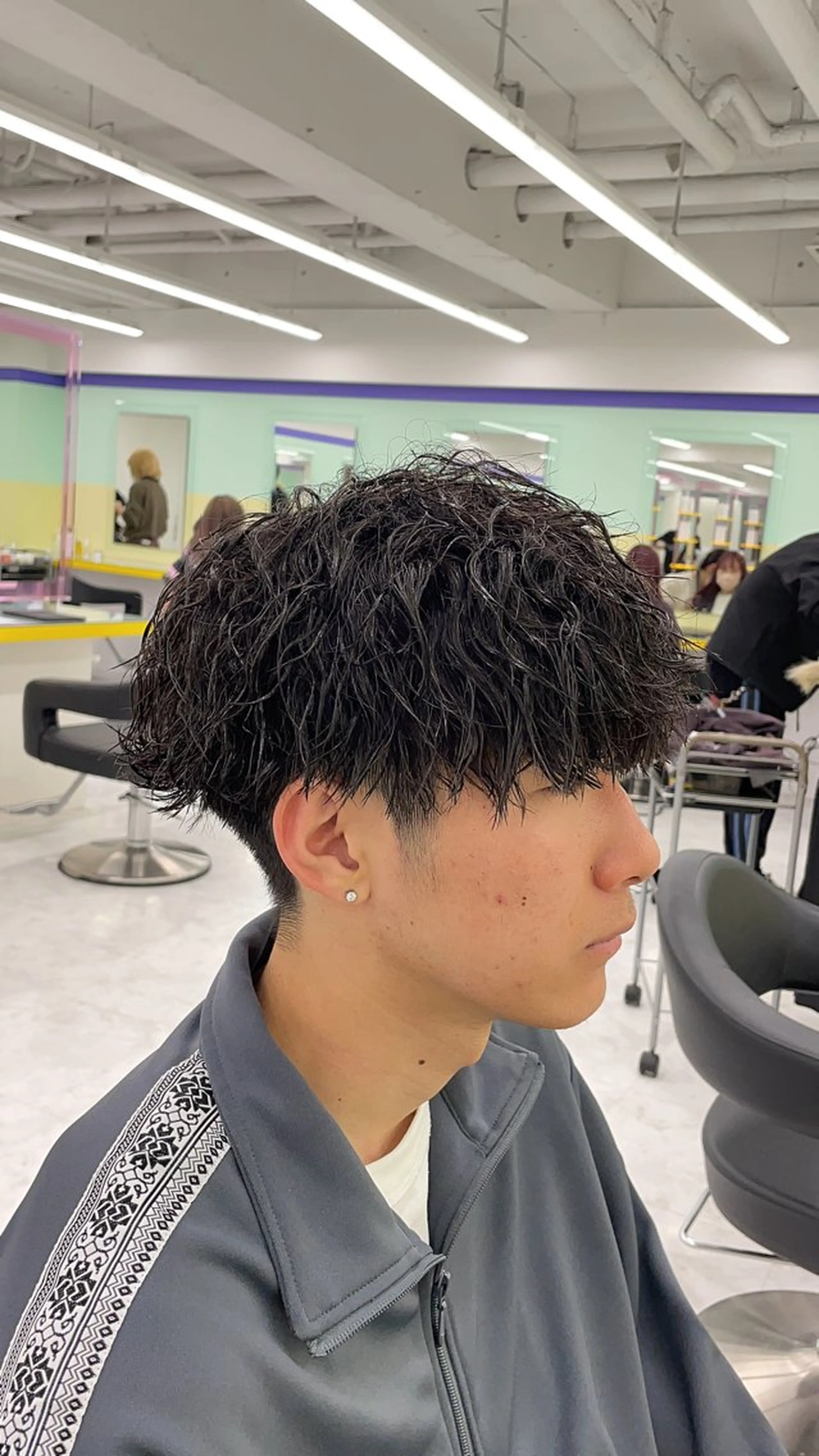 ミディアム パーマ ヘアアレンジ メンズ ミディアムパーマ メンズパーマ 顔まわりカット の達人のヘアスタイル