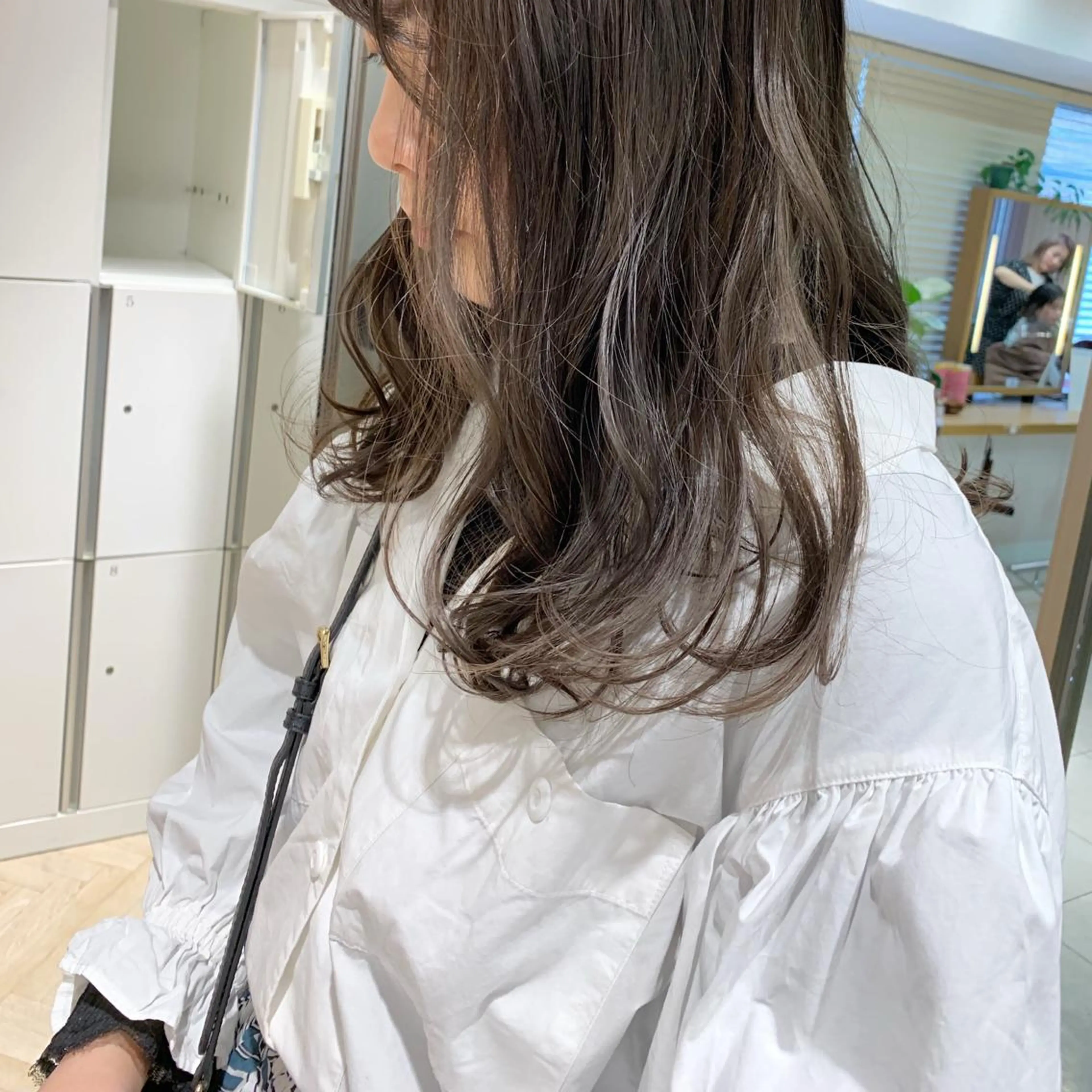 セミロング カラー ヘアアレンジ ブリーチ グレージュ ハイライトカラー ハイライト 🫧透明感カラー/ ボブ/小笠原汐海🪽のヘアスタイル