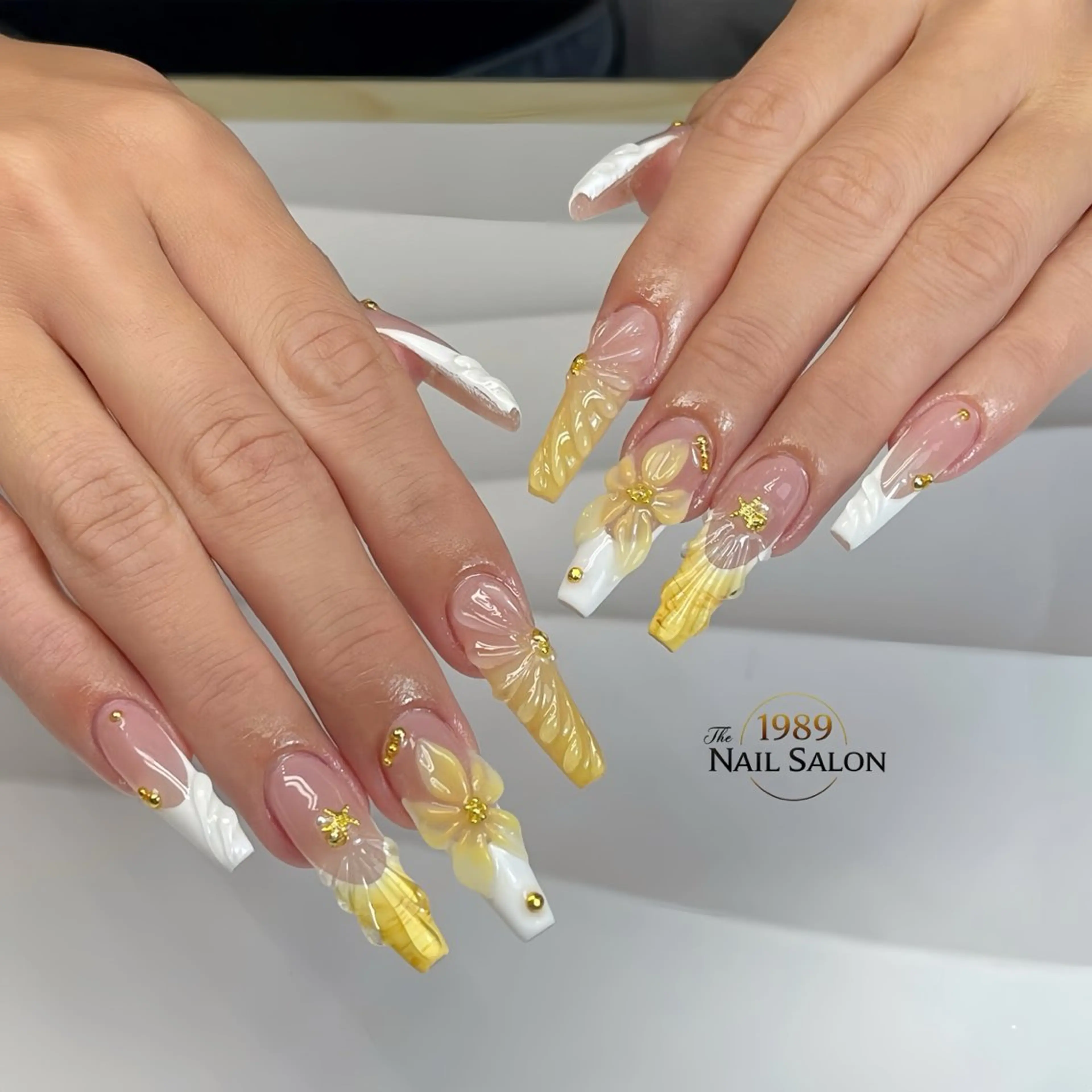 ネイル アートネイル フラワーネイル ハンドネイル The 1989 Nail Salonのネイルデザイン