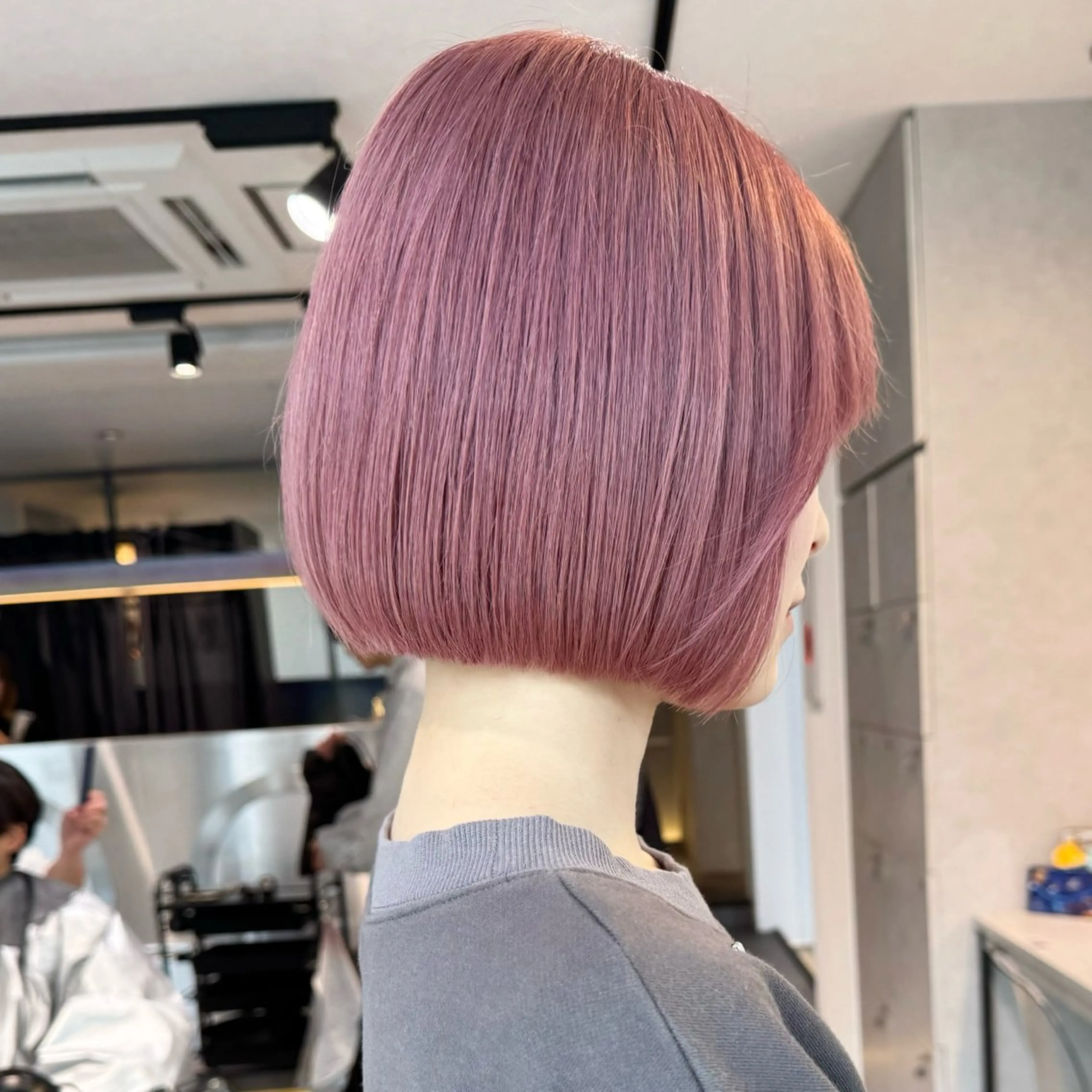 ミディアム カラー 切りっぱなしボブ ブロンド ダブルカラー ハイトーンカラー ピンクカラー GO TODAY シェアサロン 原宿Verno店所属・ブリーチ/髪質改善/ ボブ特化/よしきのヘアスタイル