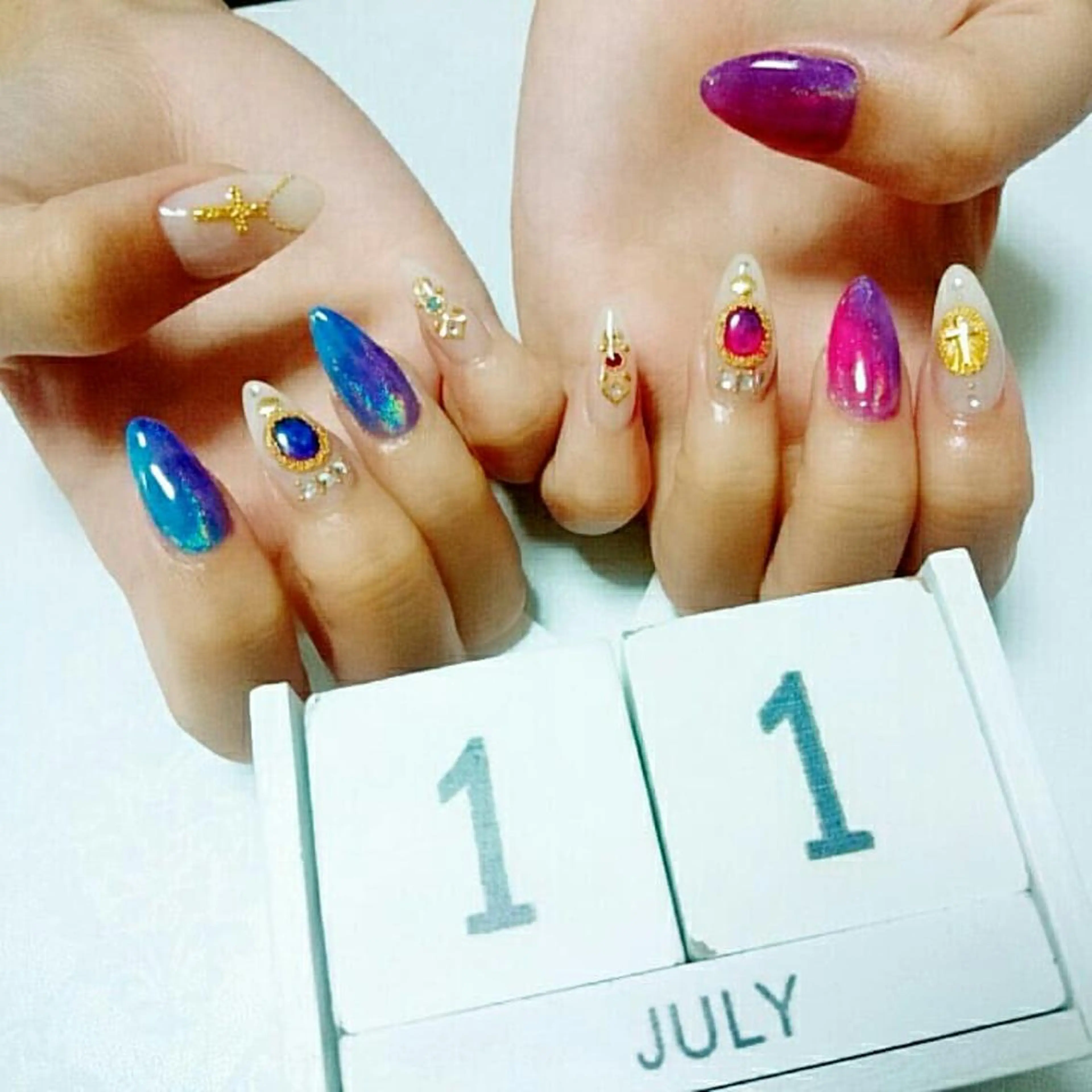 ネイル オーロラネイル ミラーネイル JEWEL nailのネイルデザイン