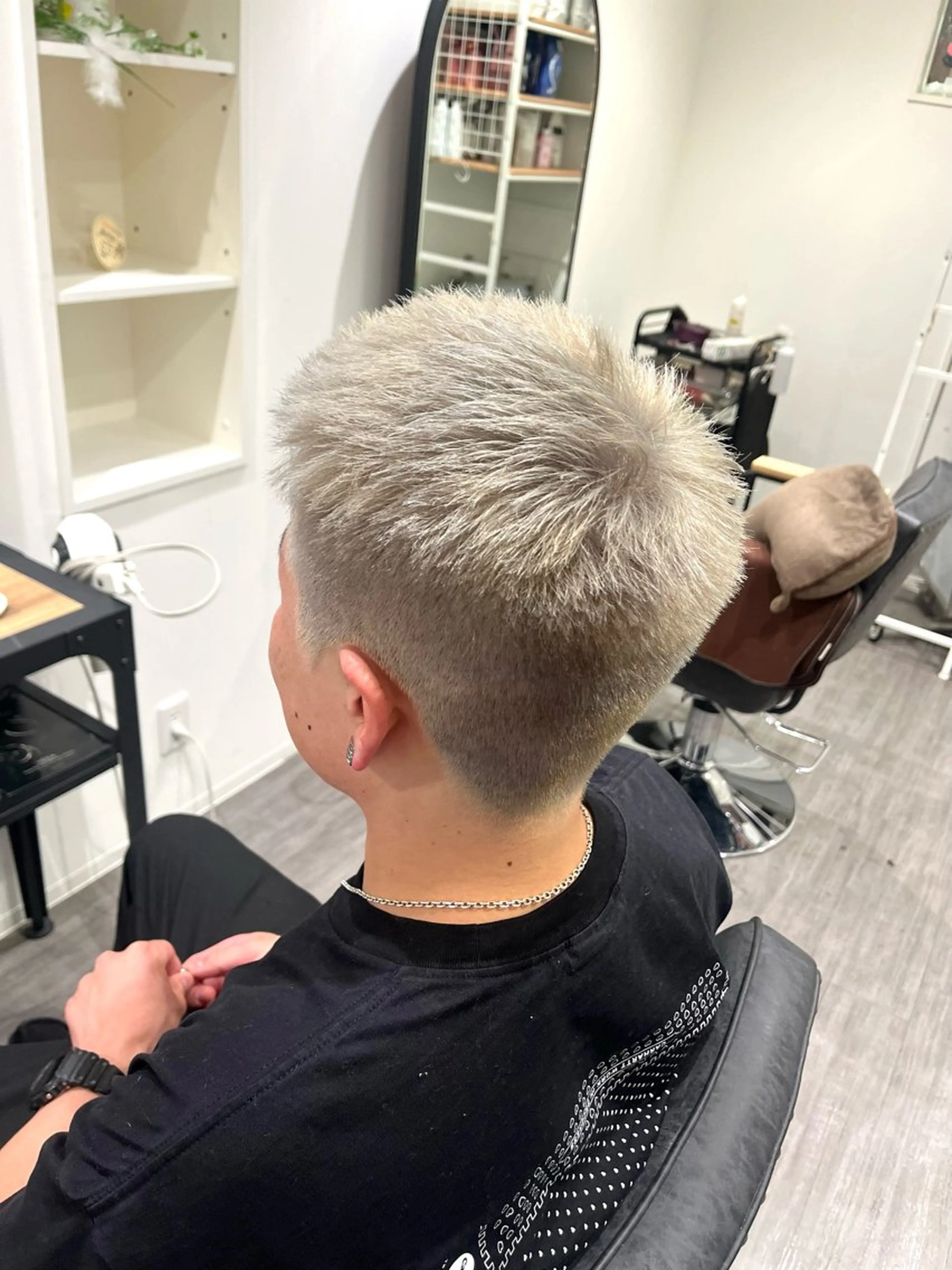 ショート カラー シルバー cocotte🫧 絹村 琴美のヘアスタイル