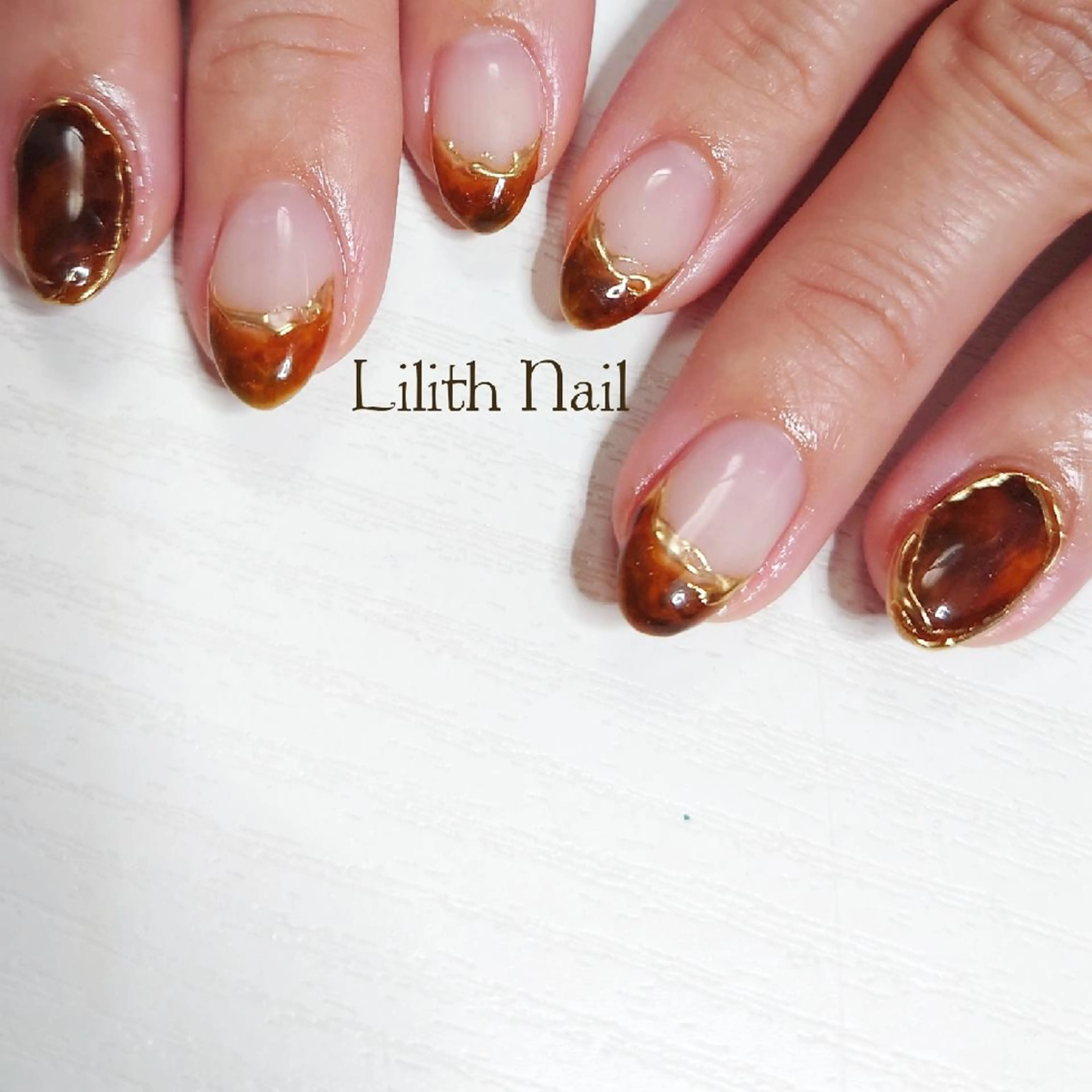 ネイル べっ甲ネイル ゴールド ミラーネイル 冬ネイル ハンドネイル Lilith Nailのネイルデザイン