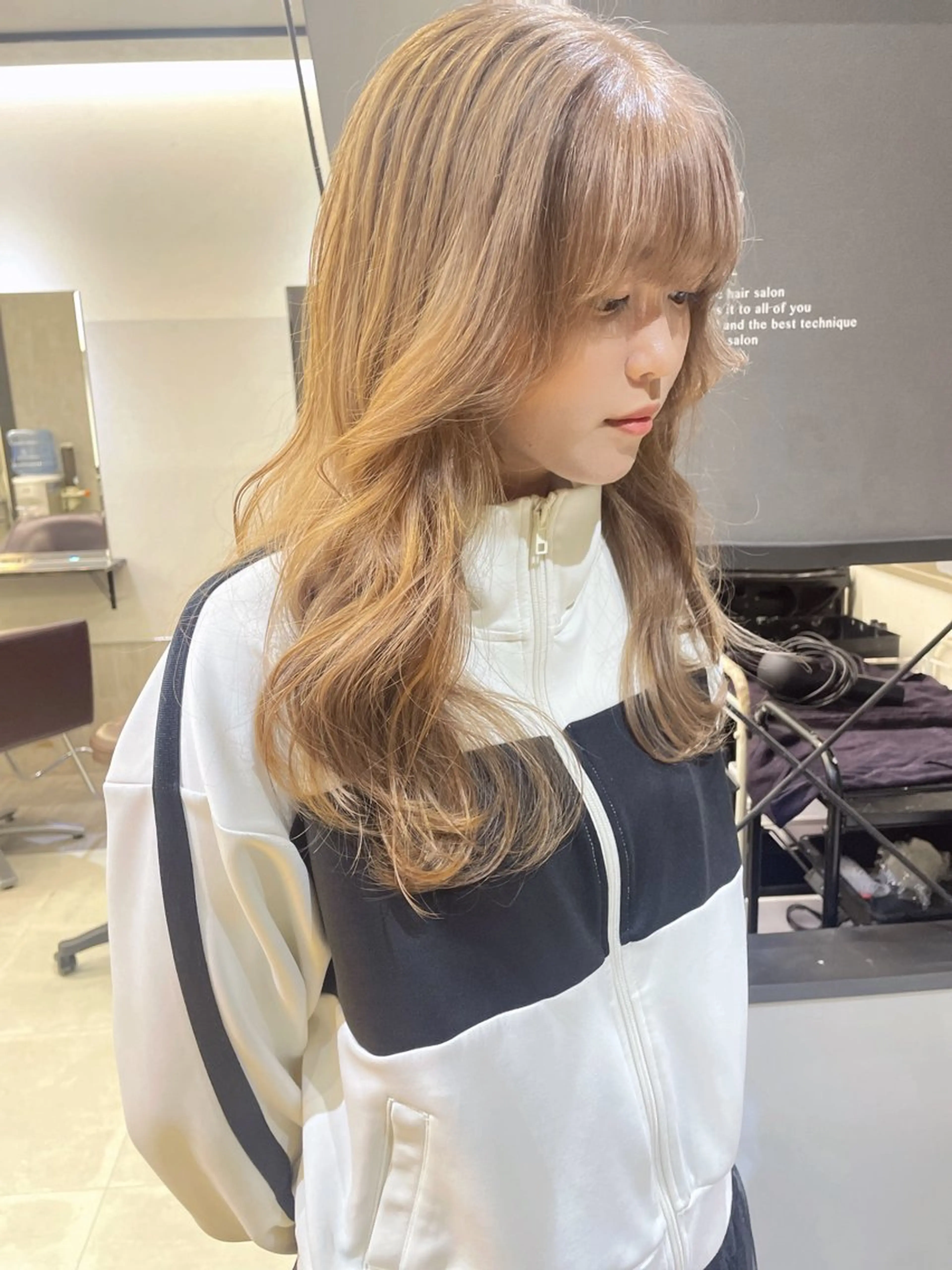 カラー ベージュカラー ミルクティーベージュ AIRI layer cut hairのヘアスタイル