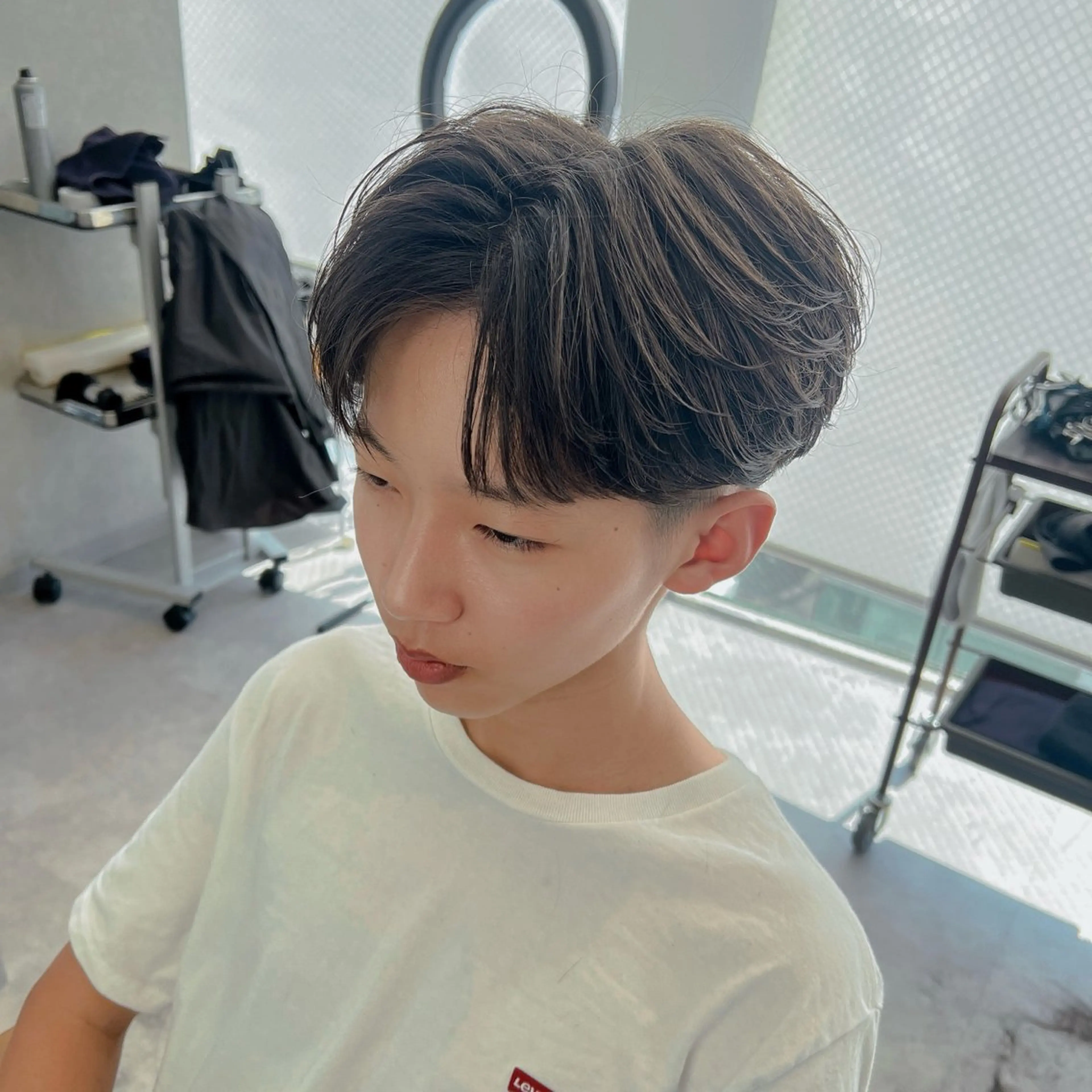 ショート メンズ コンマヘア フェザー/ゆるふわ パーマ/鐘ヶ江 航青のヘアスタイル