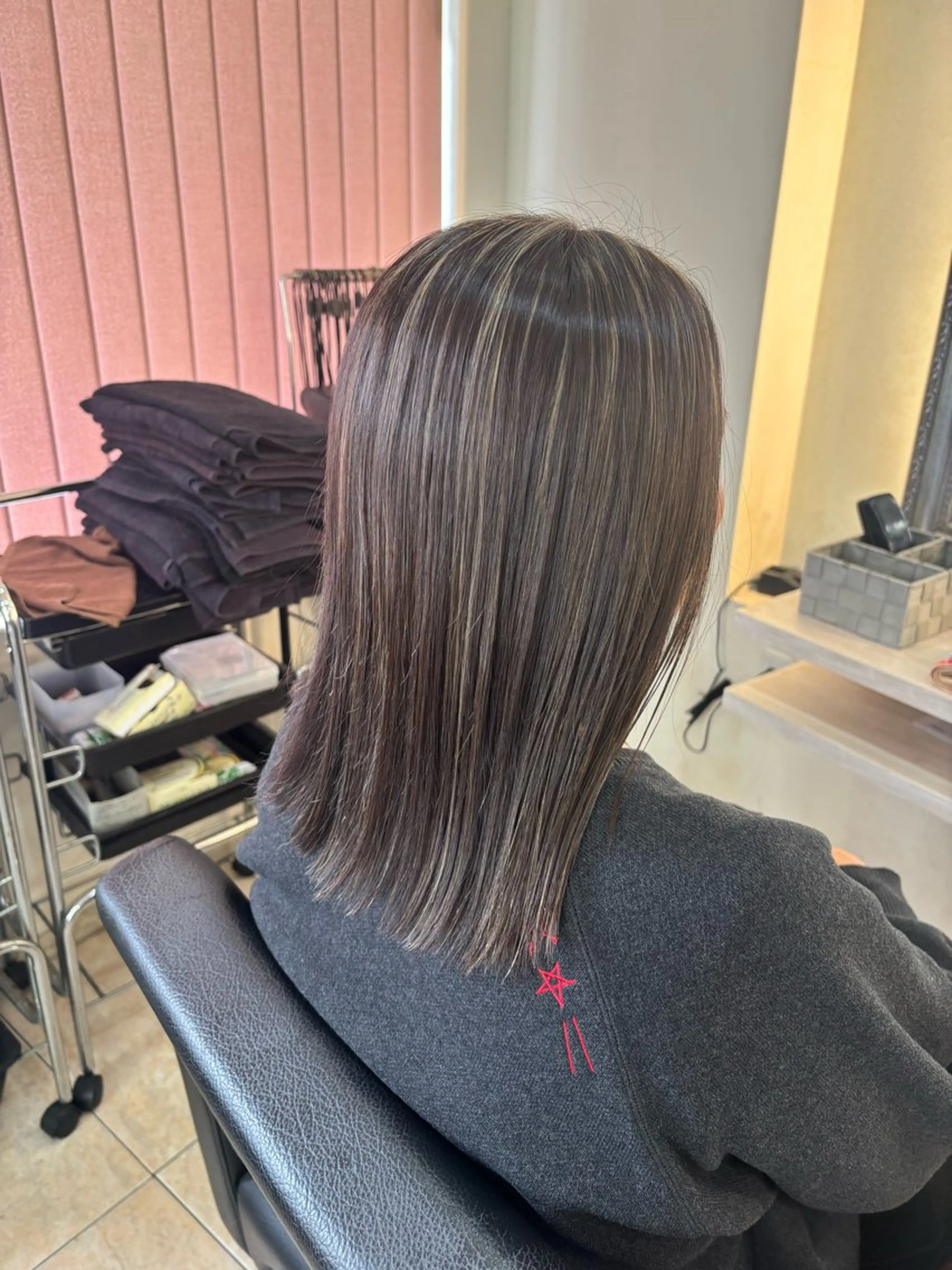 ミディアム カラー アッシュ ベージュカラー ハイライトカラー ハイライト ヘアカラー デザインカラー/ オダセイナのヘアスタイル