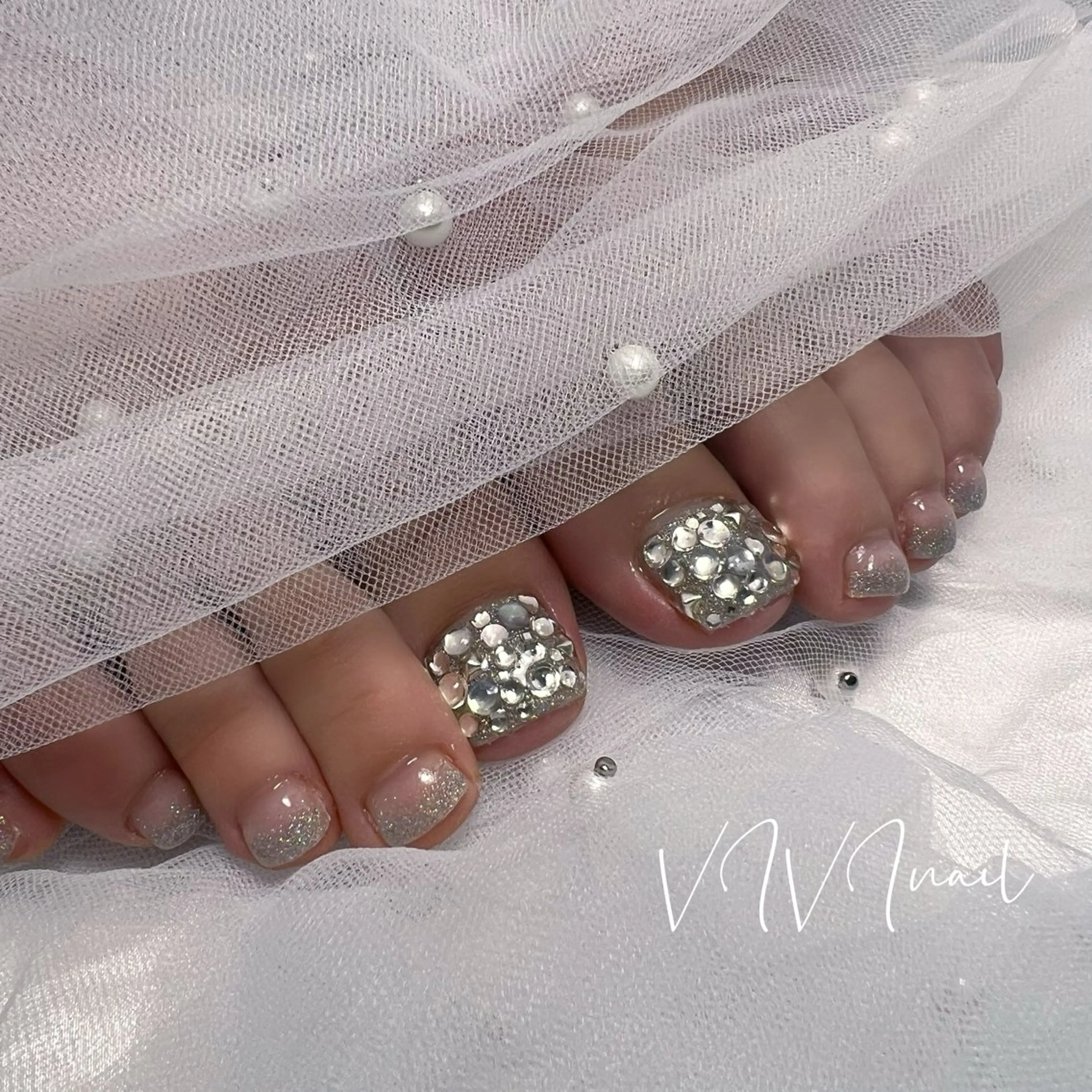 ネイル フットネイル ラメ(グリッター) ラメグラデーション フットネイル vivi nailのネイルデザイン