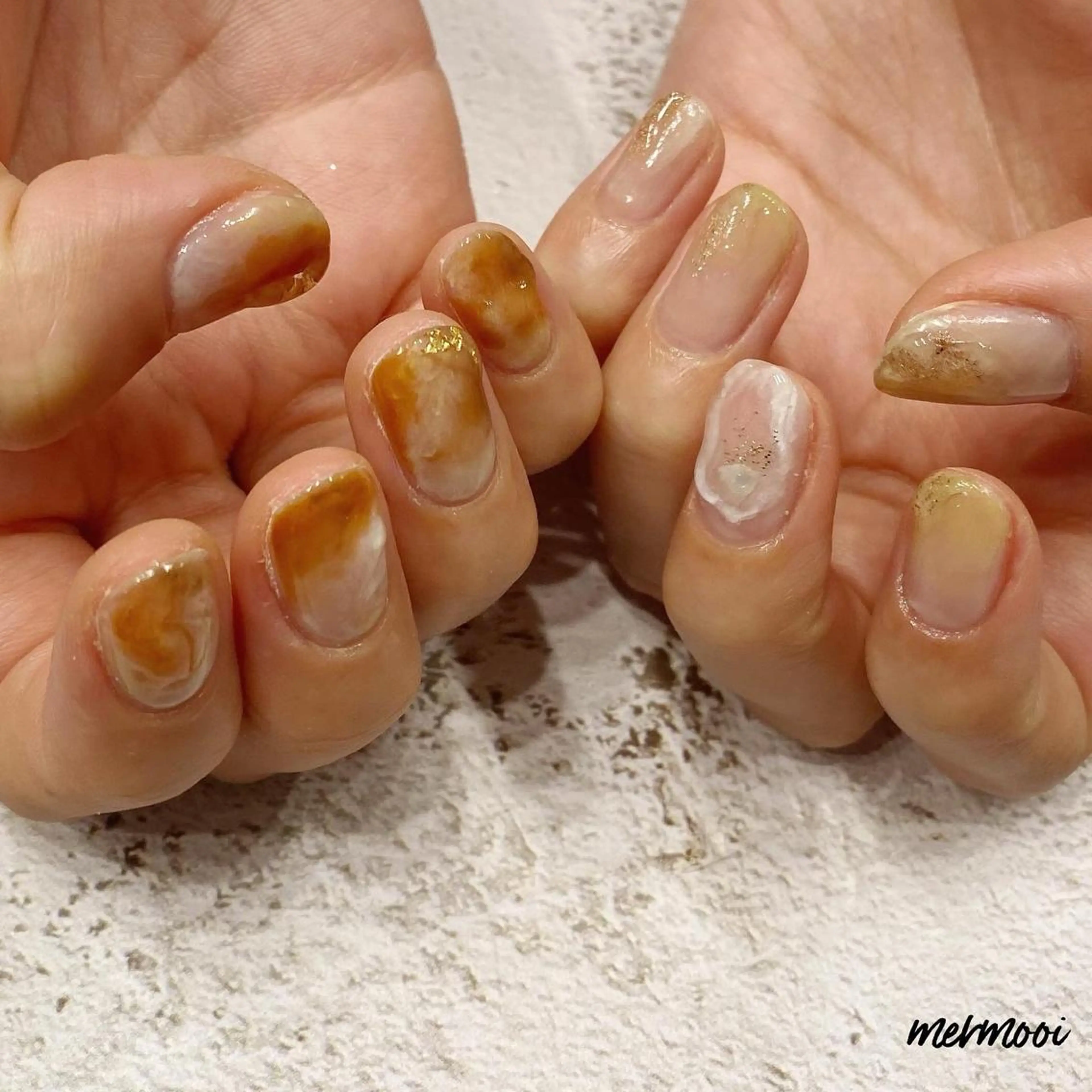 ネイル ブラウン キラキラネイル ニュアンスネイル スカルプネイル ハンドネイル melu所属・melu yukikoのネイルデザイン