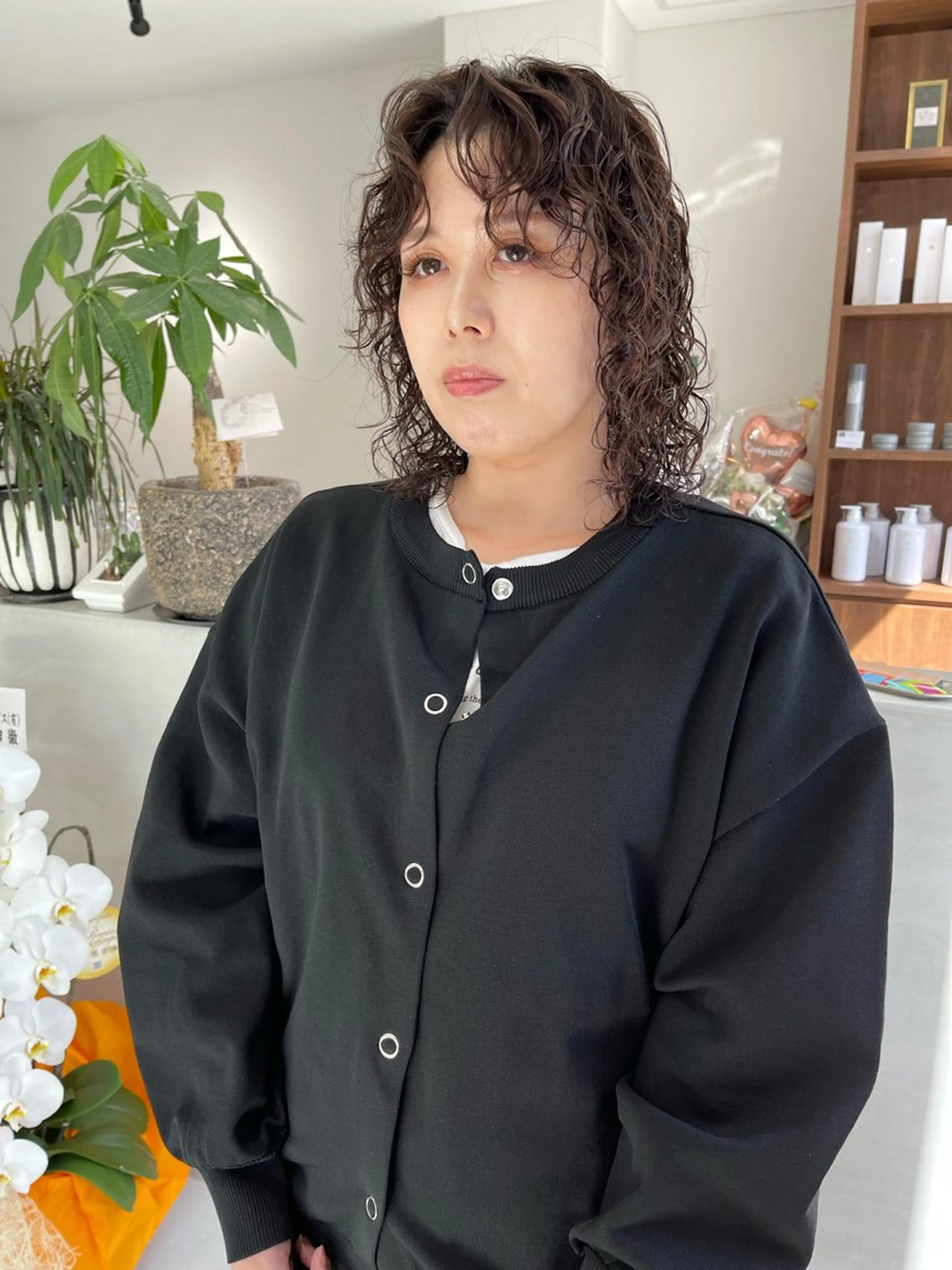 ミディアム パーマ ミディアムパーマ レイヤーカット 似合わせカット ウルフカット ウルフレイヤー カット パーマ トリートメント (h)wim ウィムのヘアスタイル