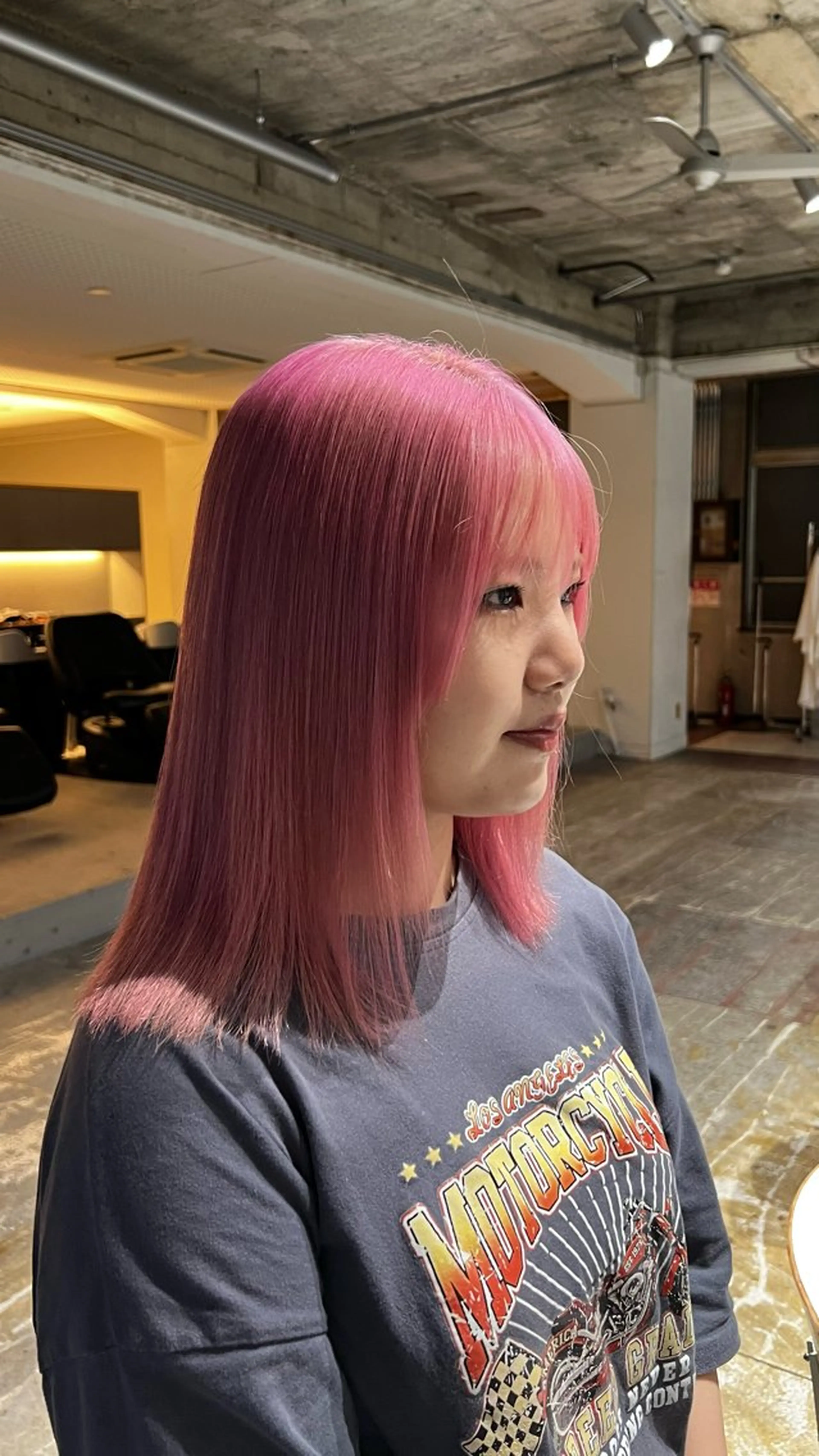 カラー ブリーチ 夏見 柚羽のヘアスタイル