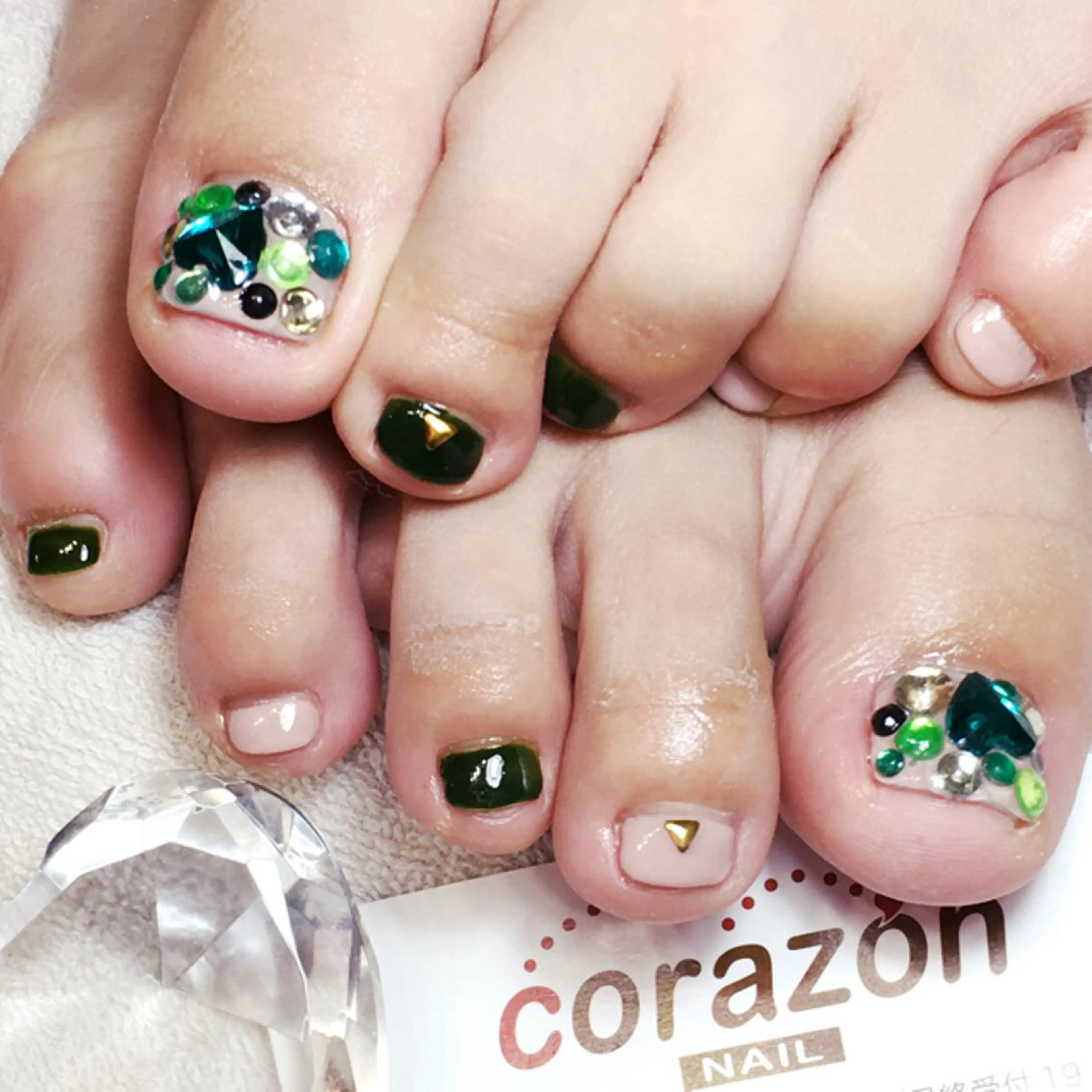 ネイル ジェルネイル グリーン ストーンネイル フットネイル corazon所属・ネイリスト aicoのネイルデザイン